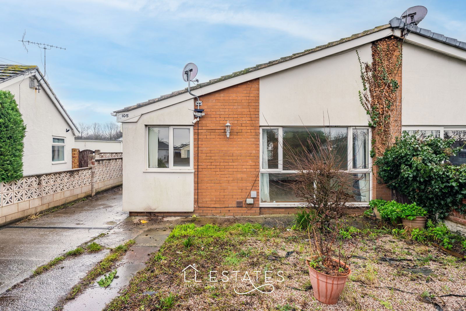 2 bed semi-detached bungalow to rent in Bryn Cwnin Road, Rhyl, LL18 4UD  - Property Image 1