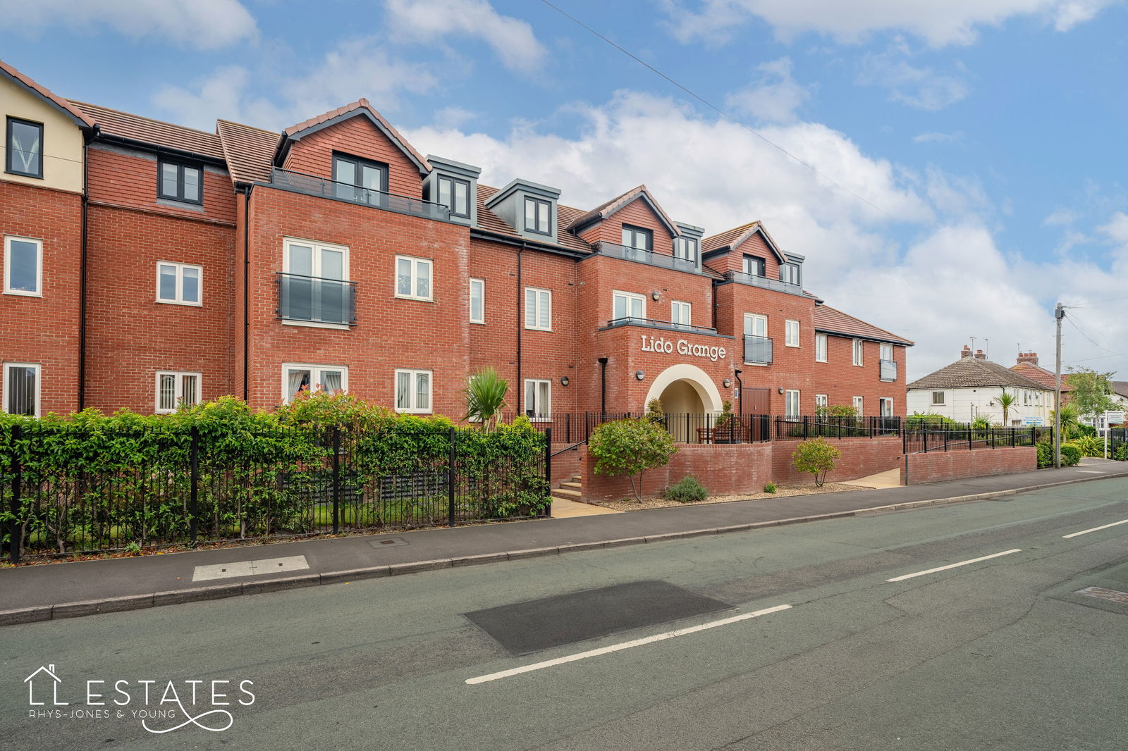 1 bed ground floor flat for sale in Sandy Lane, Prestatyn, LL19 7AX - Property Image 1