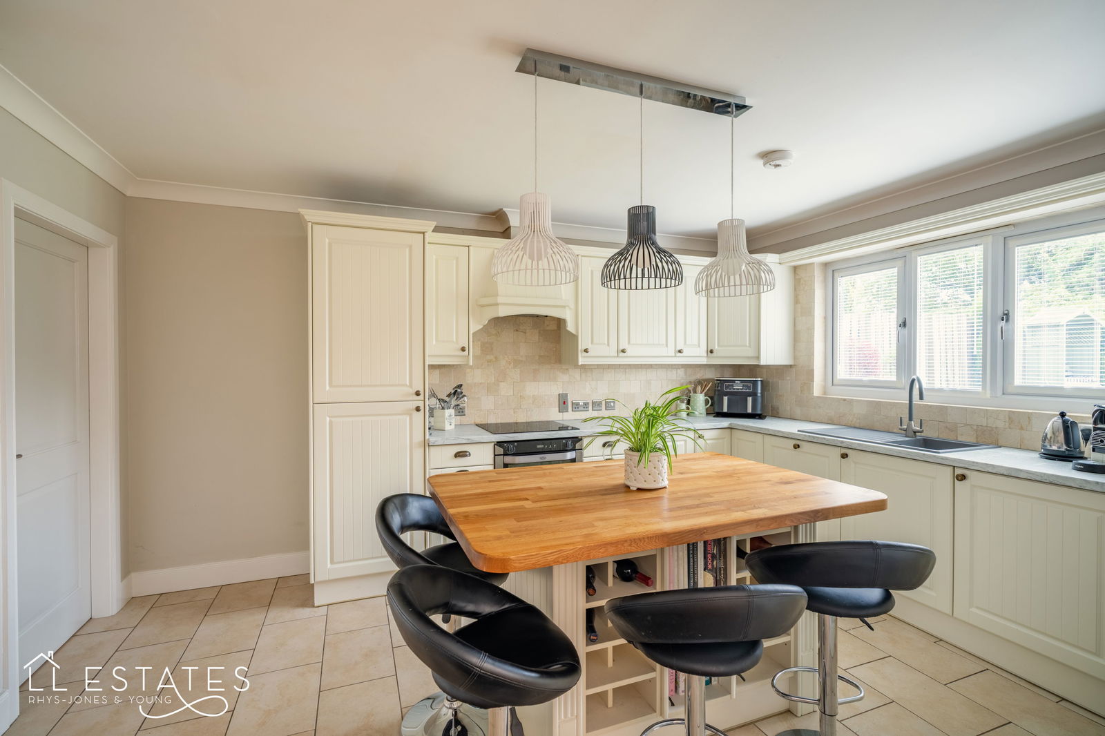 3 bed bungalow for sale in Allt Goch, St. Asaph  - Property Image 4