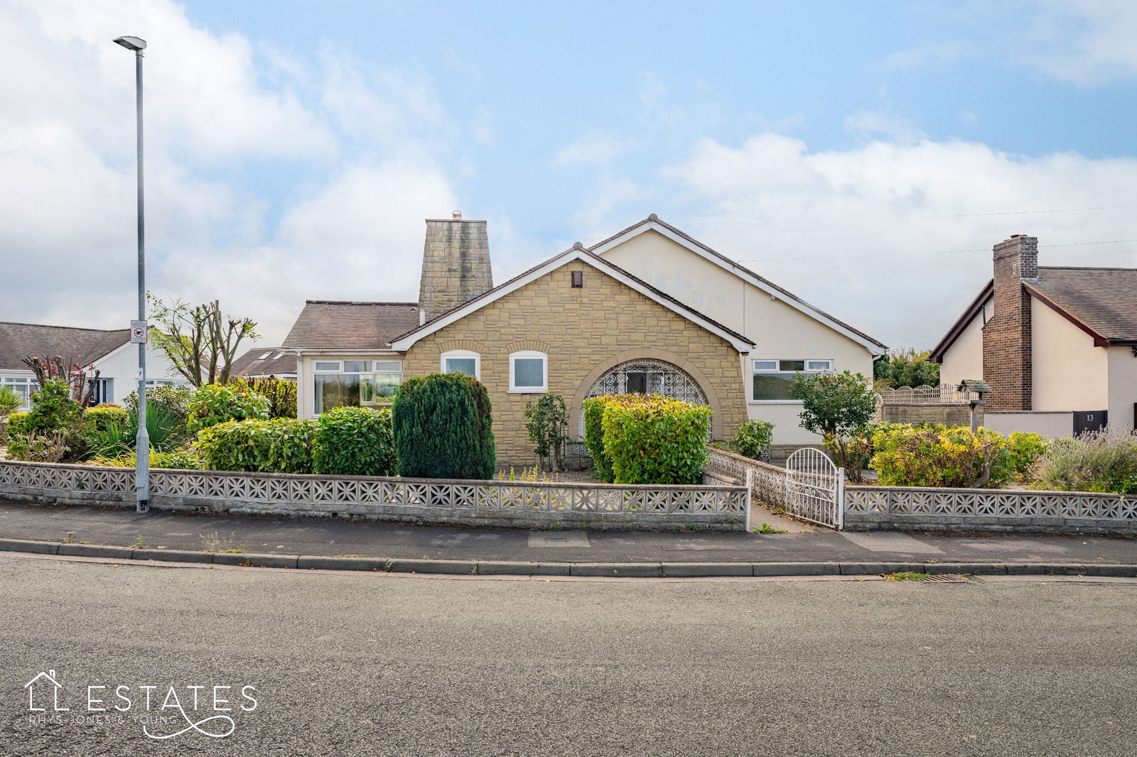 3 bed bungalow for sale in Highlands Close, Rhuddlan