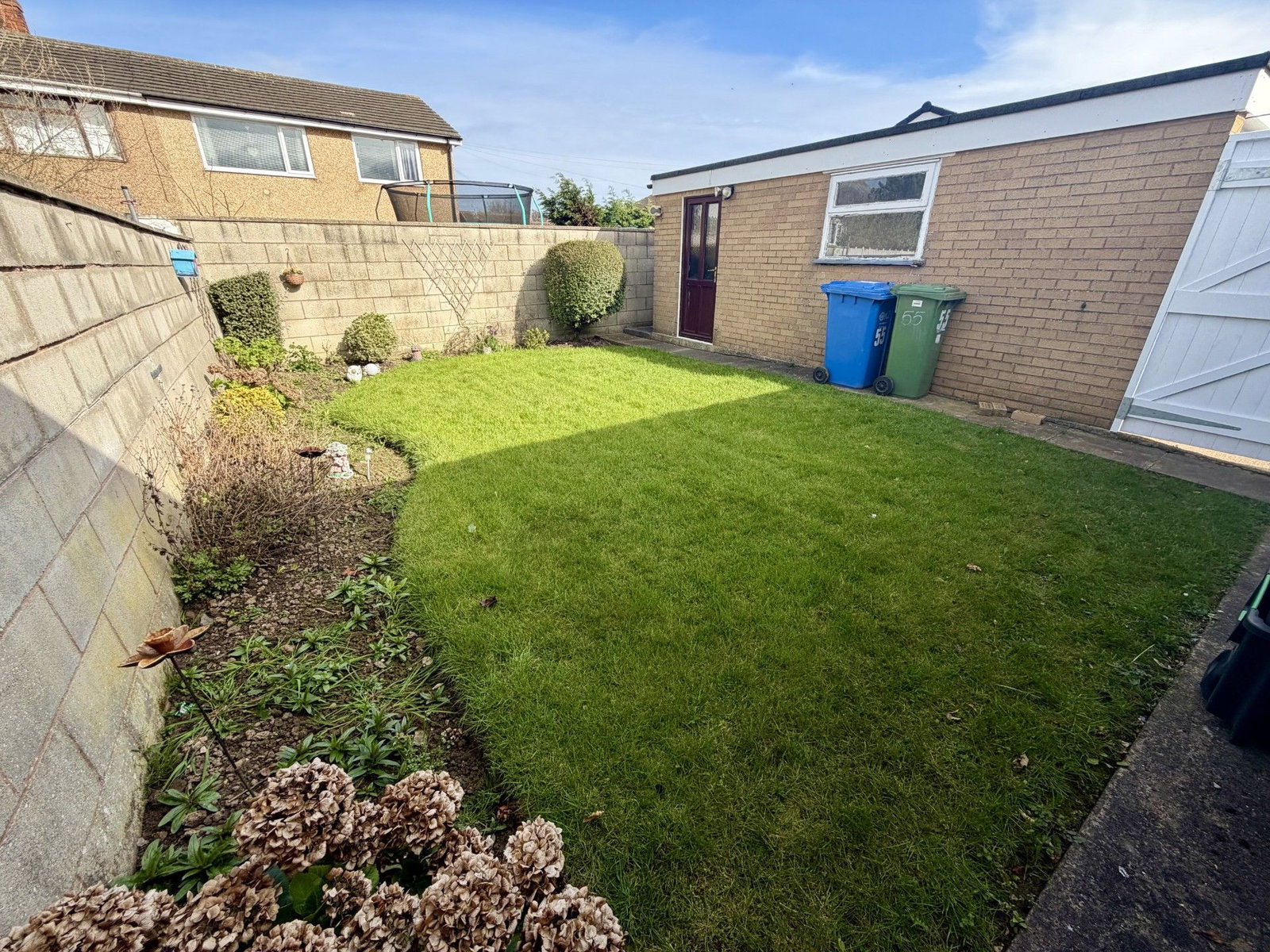 2 bed semi-detached bungalow to rent in Doren Avenue, Rhyl, LL18 4LE 3
