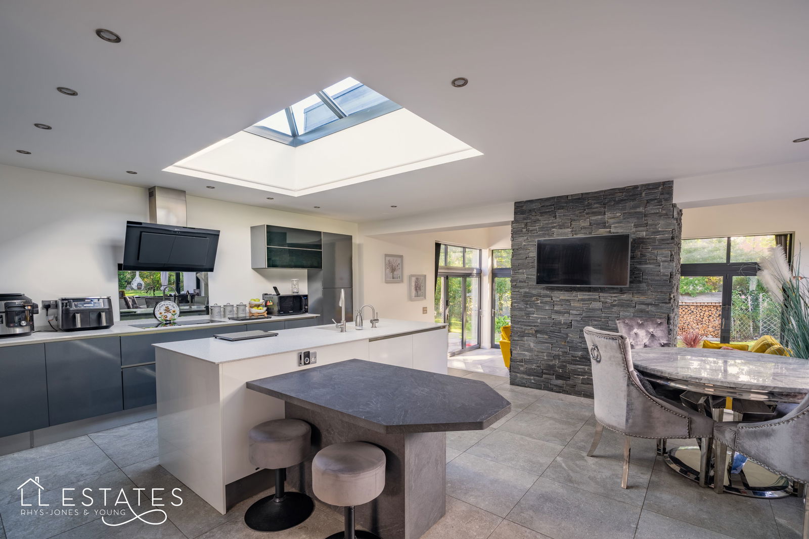 4 bed bungalow for sale in Mount Road, St. Asaph, LL17 0DH 2