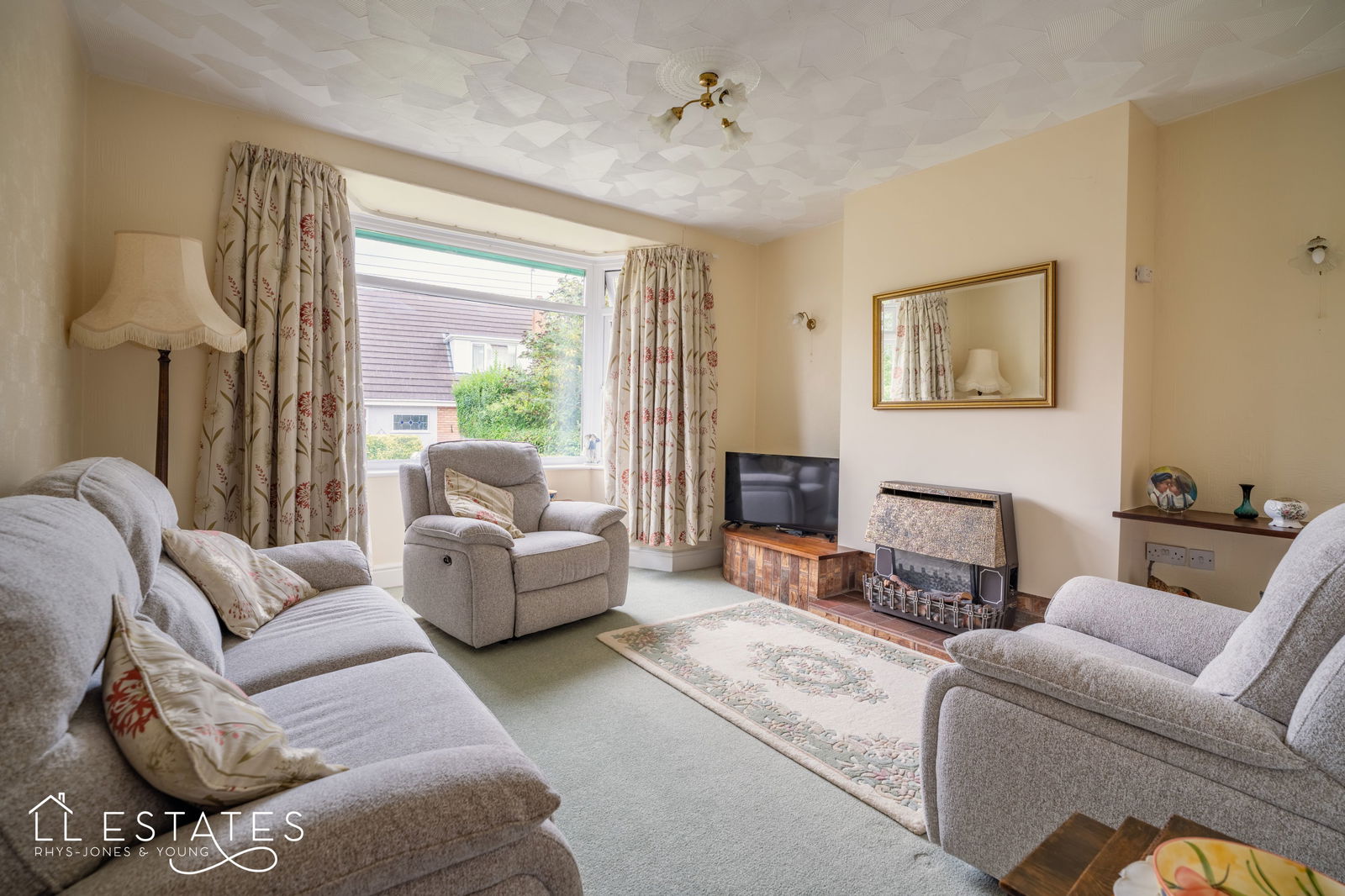 3 bed semi-detached bungalow for sale in Tower Way, Abergele 1