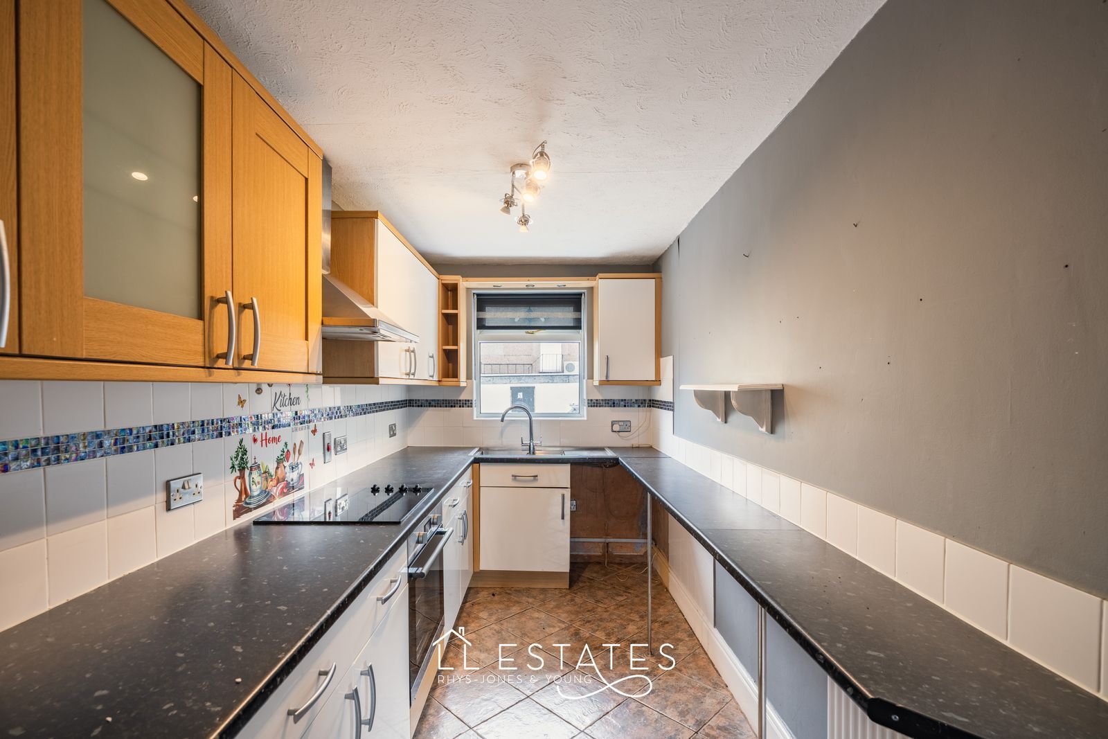 3 bed semi-detached house to rent in Fern Avenue, Prestatyn, LL19 9DN 3