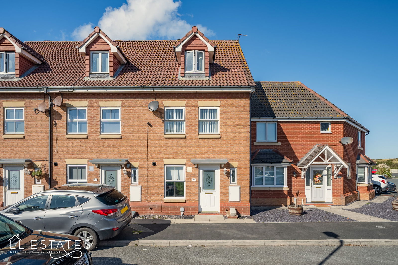 3 bed town house for sale in Ffordd Idwal, Prestatyn, LL19 7US  - Property Image 1