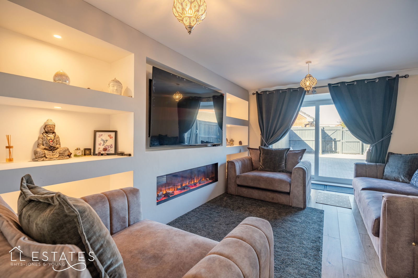 3 bed town house for sale in Ffordd Idwal, Prestatyn, LL19 7US  - Property Image 2