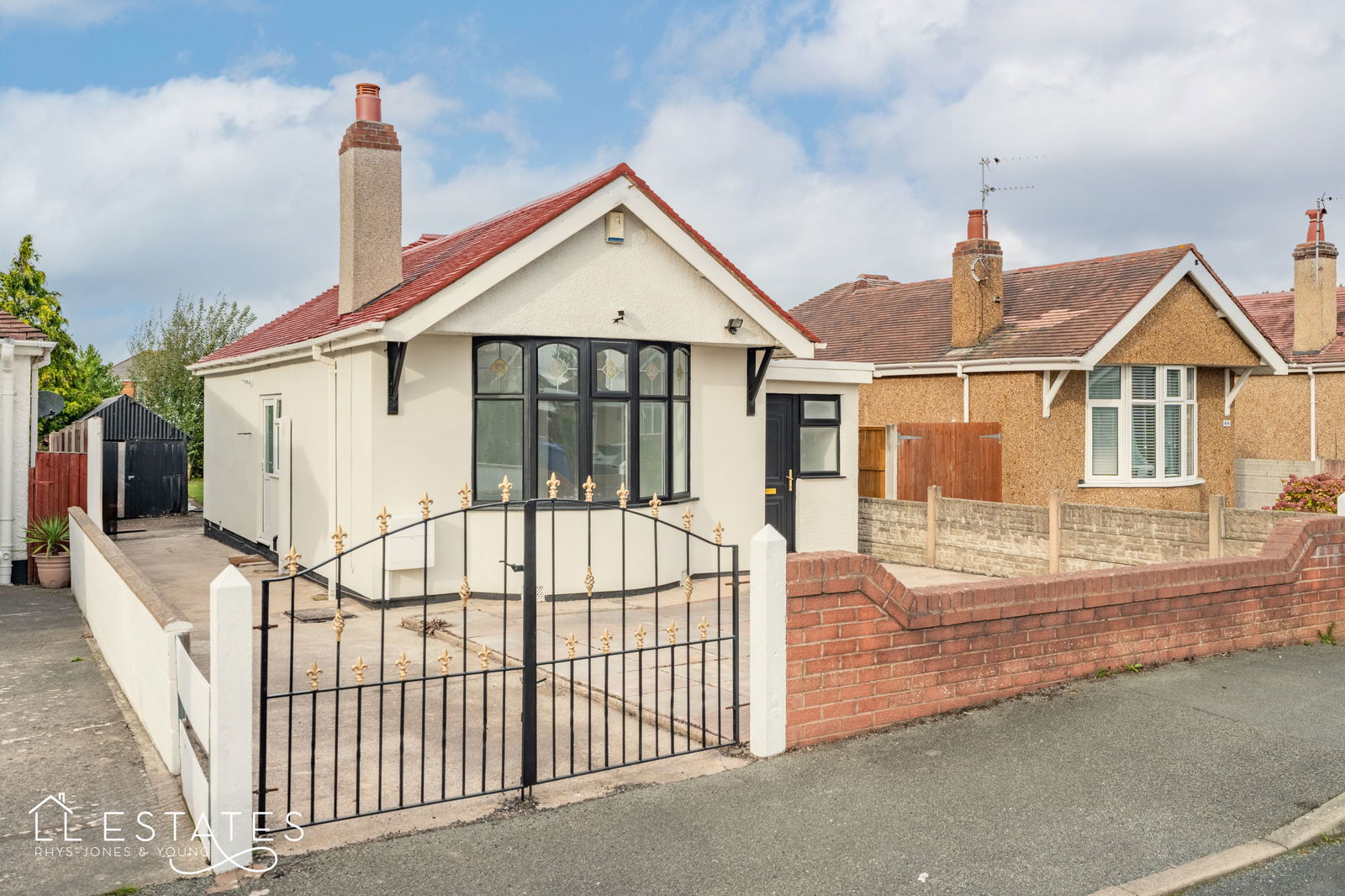 2 bed bungalow for sale in Handsworth Crescent, Rhyl, LL18 4HP  - Property Image 1