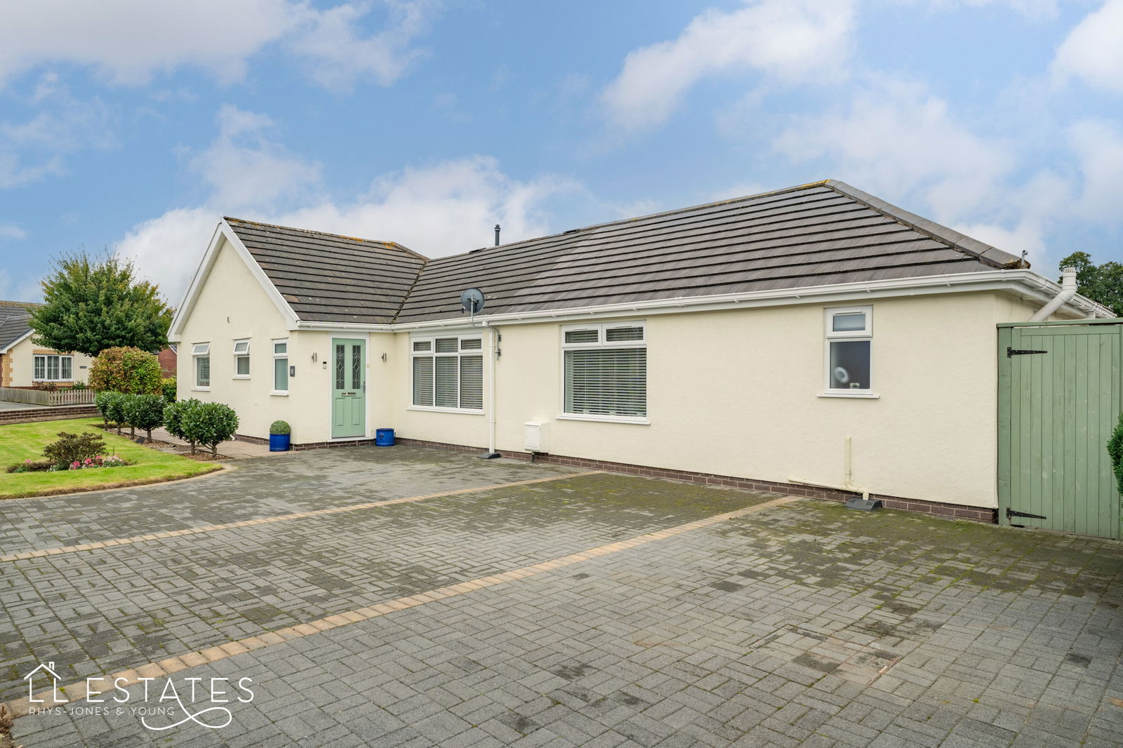 3 bed bungalow for sale in Ffordd Siarl, St. Asaph  - Property Image 1