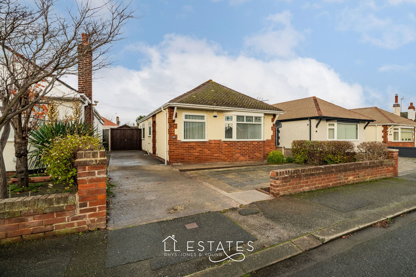 3 bed bungalow for sale in Patrick Avenue, Rhyl, LL18 4TU  - Property Image 1