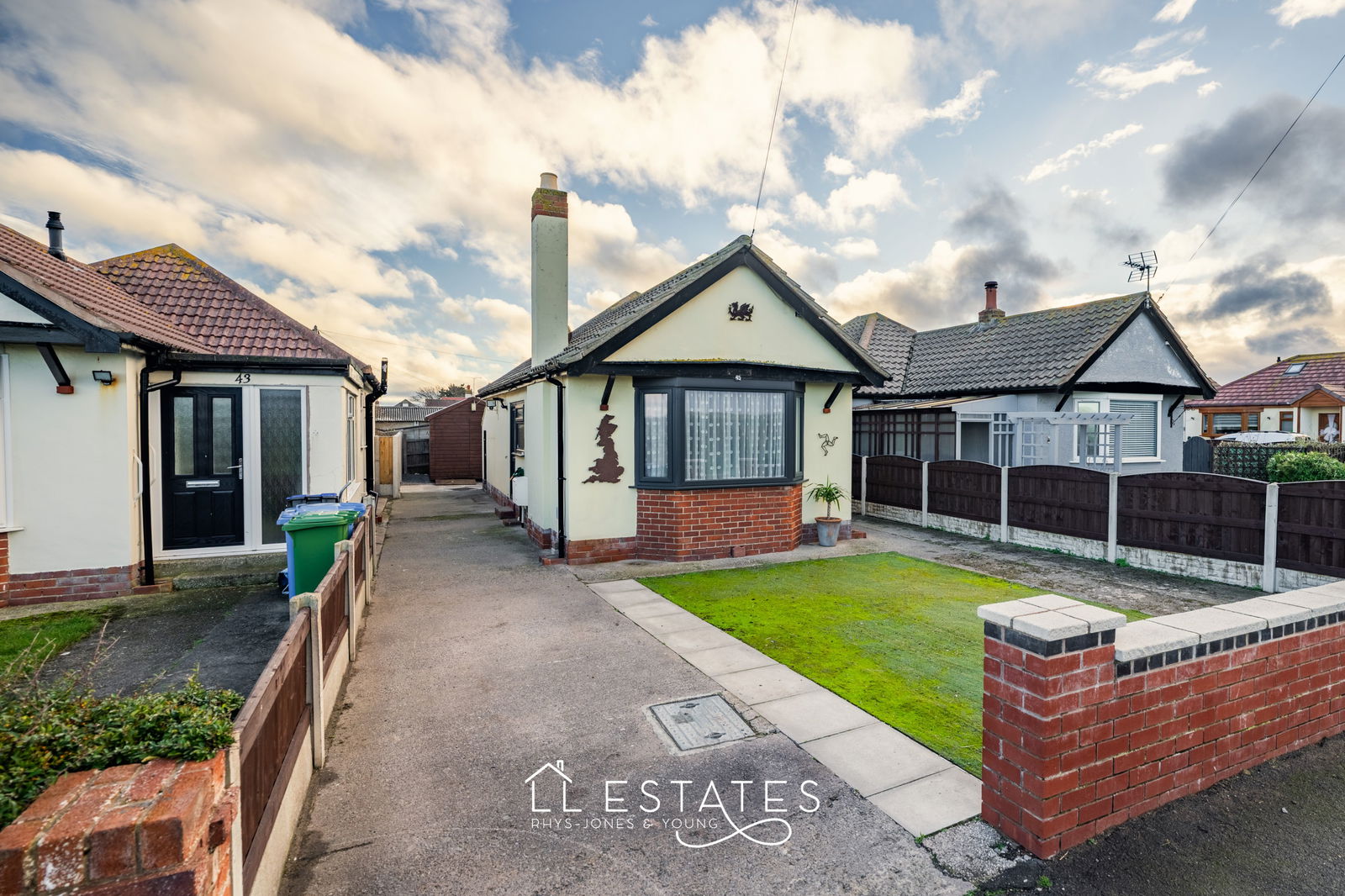 2 bed bungalow for sale in Green Lanes, Prestatyn, LL19 7BH - Property Image 1