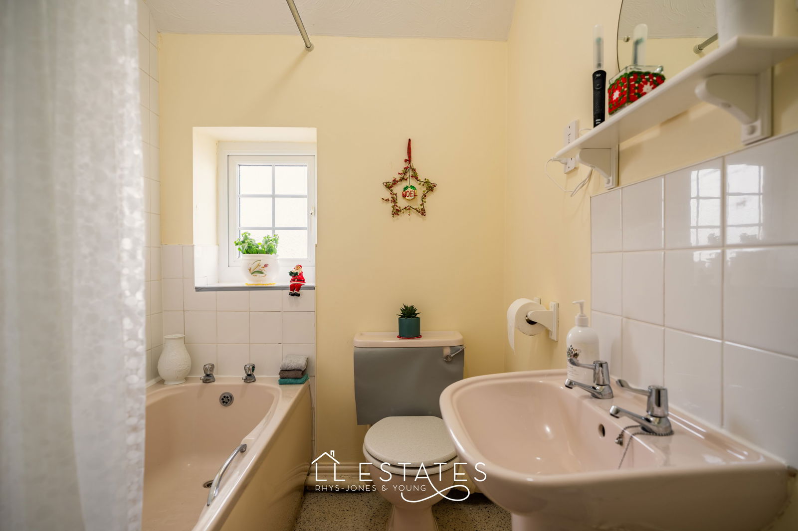 4 bed apartment for sale in Riverside Court, Old Foryd Road  - Property Image 4