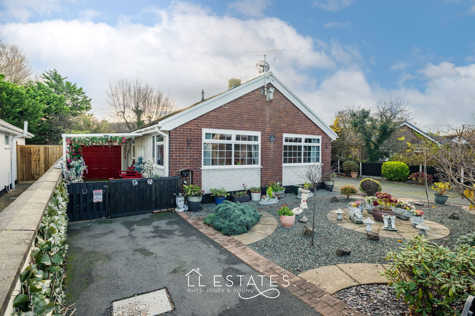 3 bed bungalow for sale in Denbigh Circle, Kinmel Bay, LL18 5HW - Property Image 1