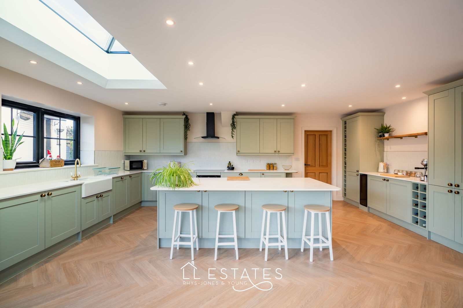 5 bed detached house for sale in Glasfryn, Lloc 4