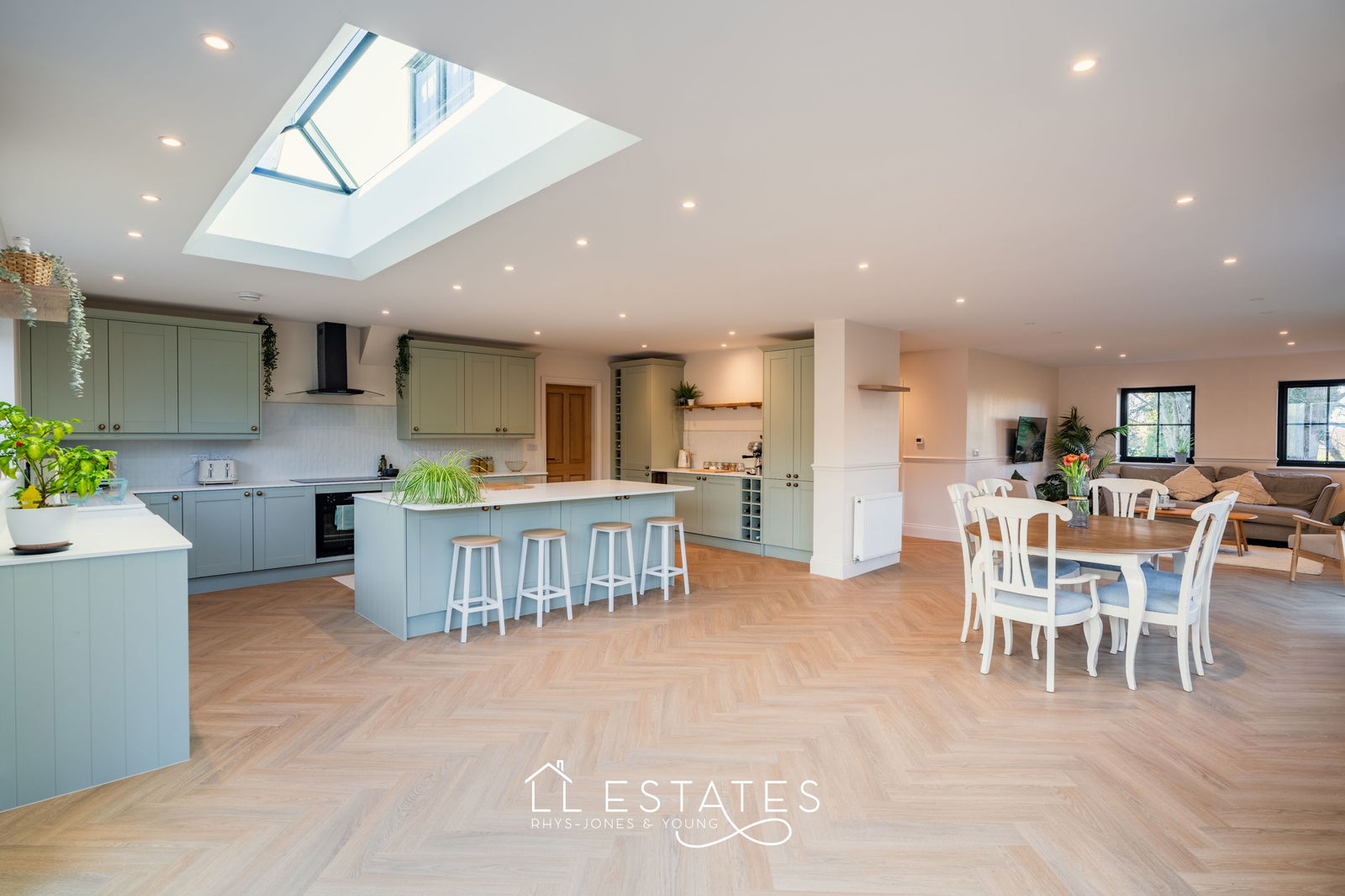 5 bed detached house for sale in Glasfryn, Lloc 2