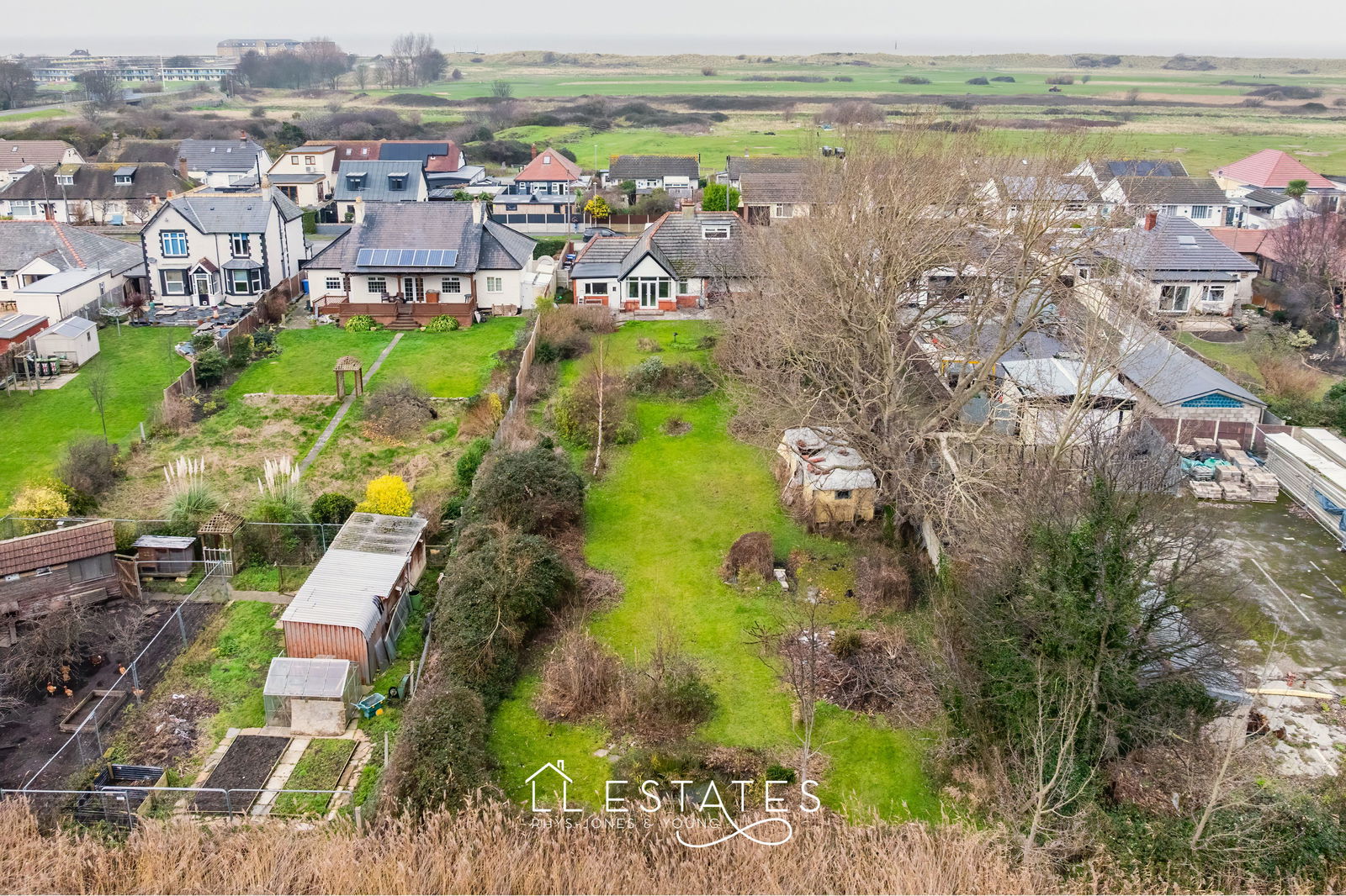 4 bed bungalow for sale in Warren Drive, Prestatyn, LL19 7HT 1