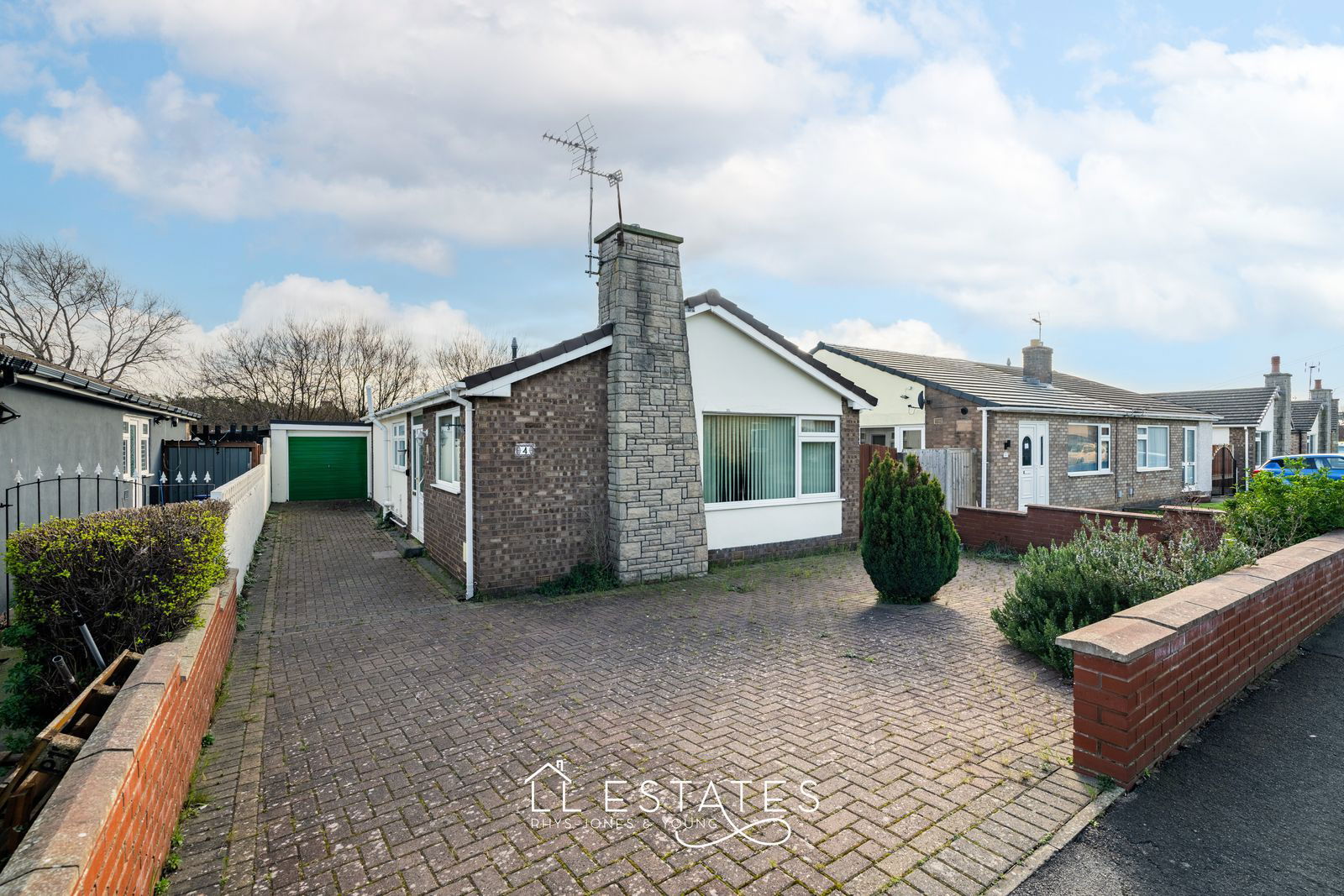 2 bed bungalow for sale in Parc Esmor, Rhyl, LL18 3NW - Property Image 1