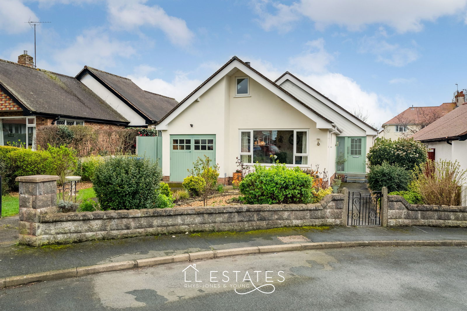 3 bed bungalow for sale in Hendre Court, Prestatyn, LL19 9SF  - Property Image 1