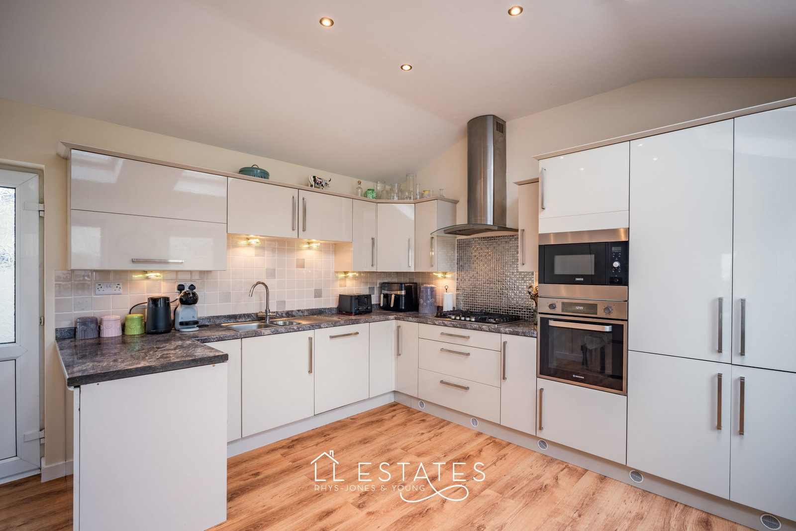 4 bed bungalow for sale in Rhodfa Bedwen, Prestatyn, LL19 9LA 3