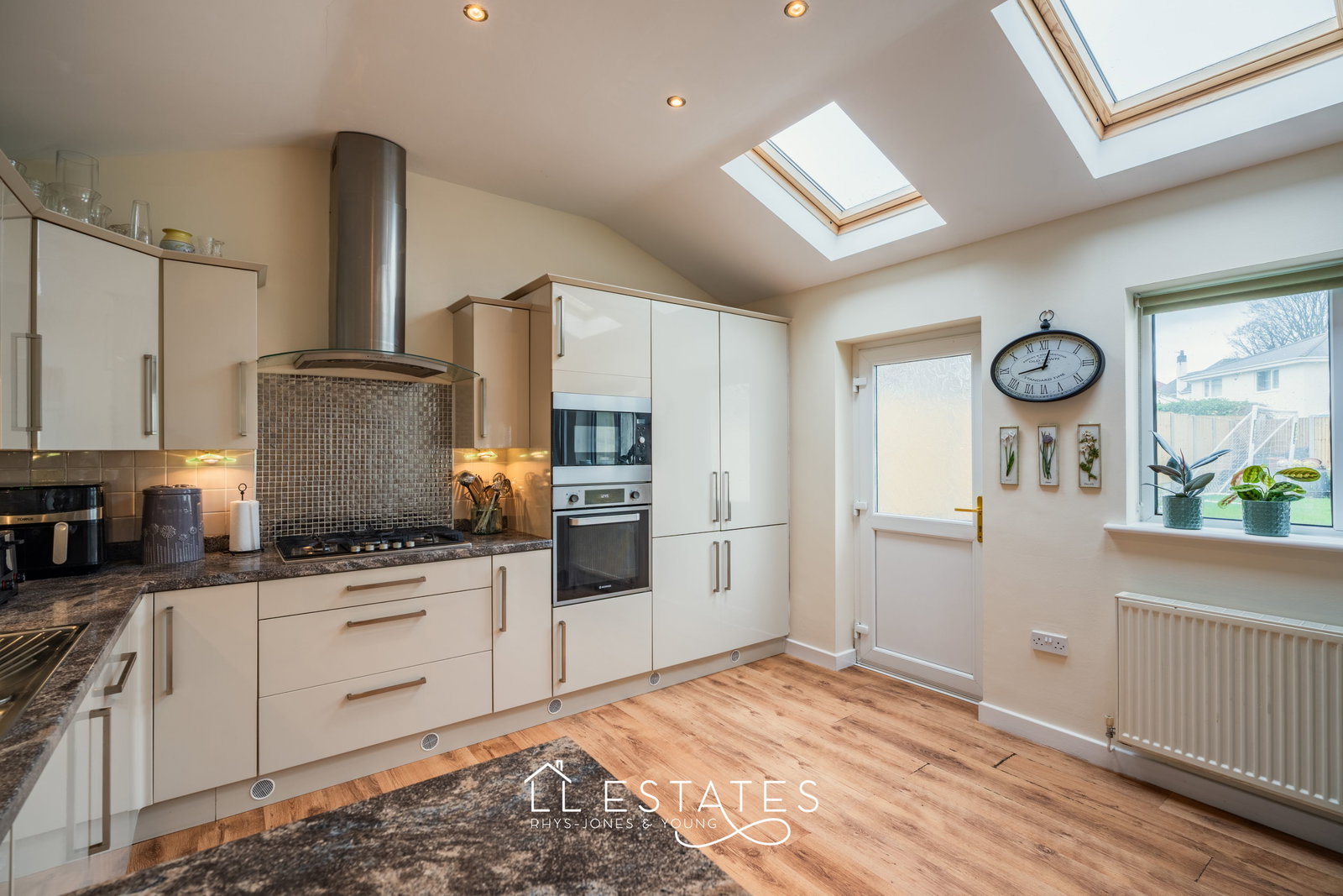 4 bed bungalow for sale in Rhodfa Bedwen, Prestatyn, LL19 9LA  - Property Image 6