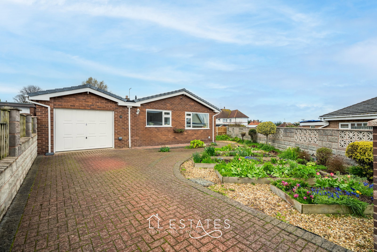 4 bed bungalow for sale in Rhodfa Bedwen, Prestatyn, LL19 9LA  - Property Image 1
