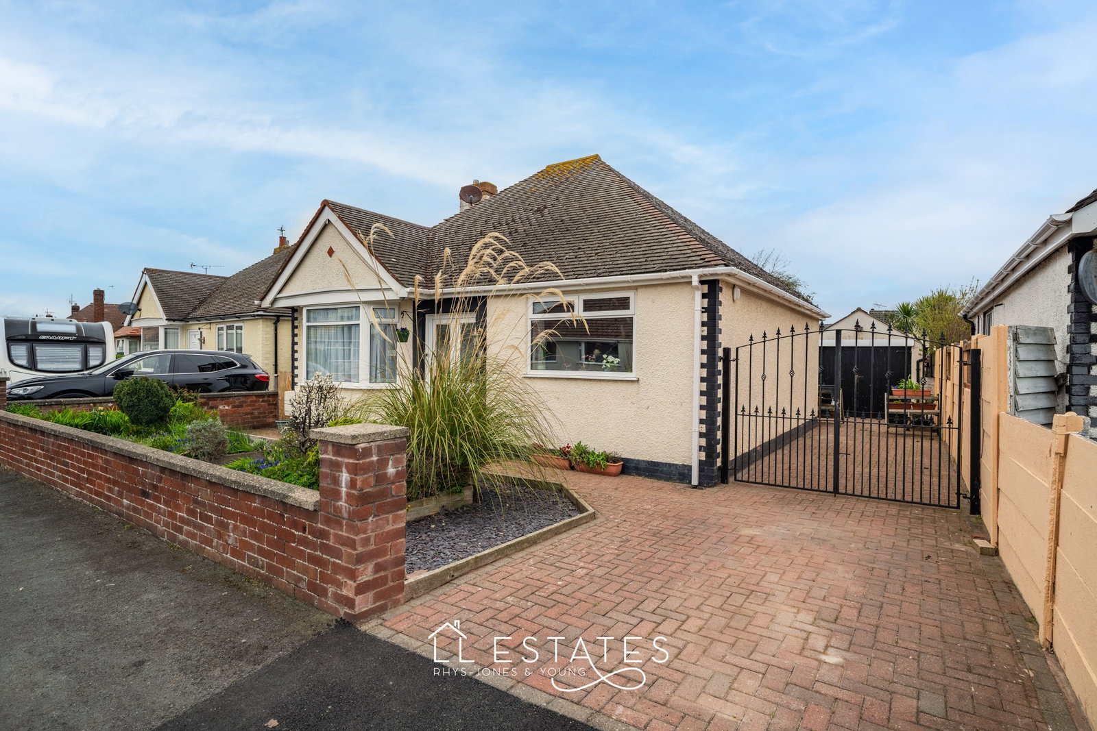 3 bed bungalow for sale in Moelwyn Avenue West, Kinmel Bay, LL18 5DR - Property Image 1