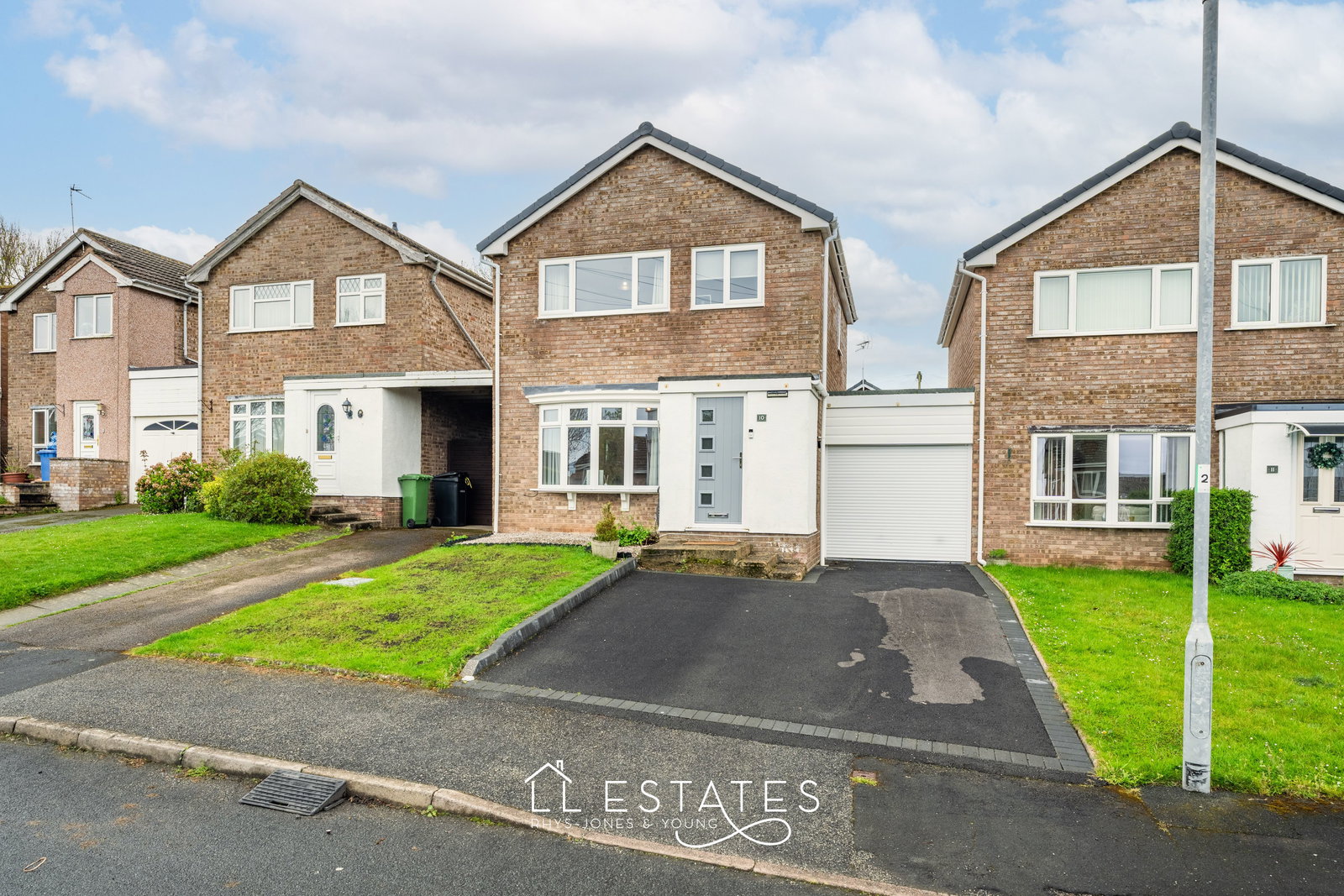 3 bed link detached house for sale in Llwyn Onn, St. Asaph  - Property Image 1