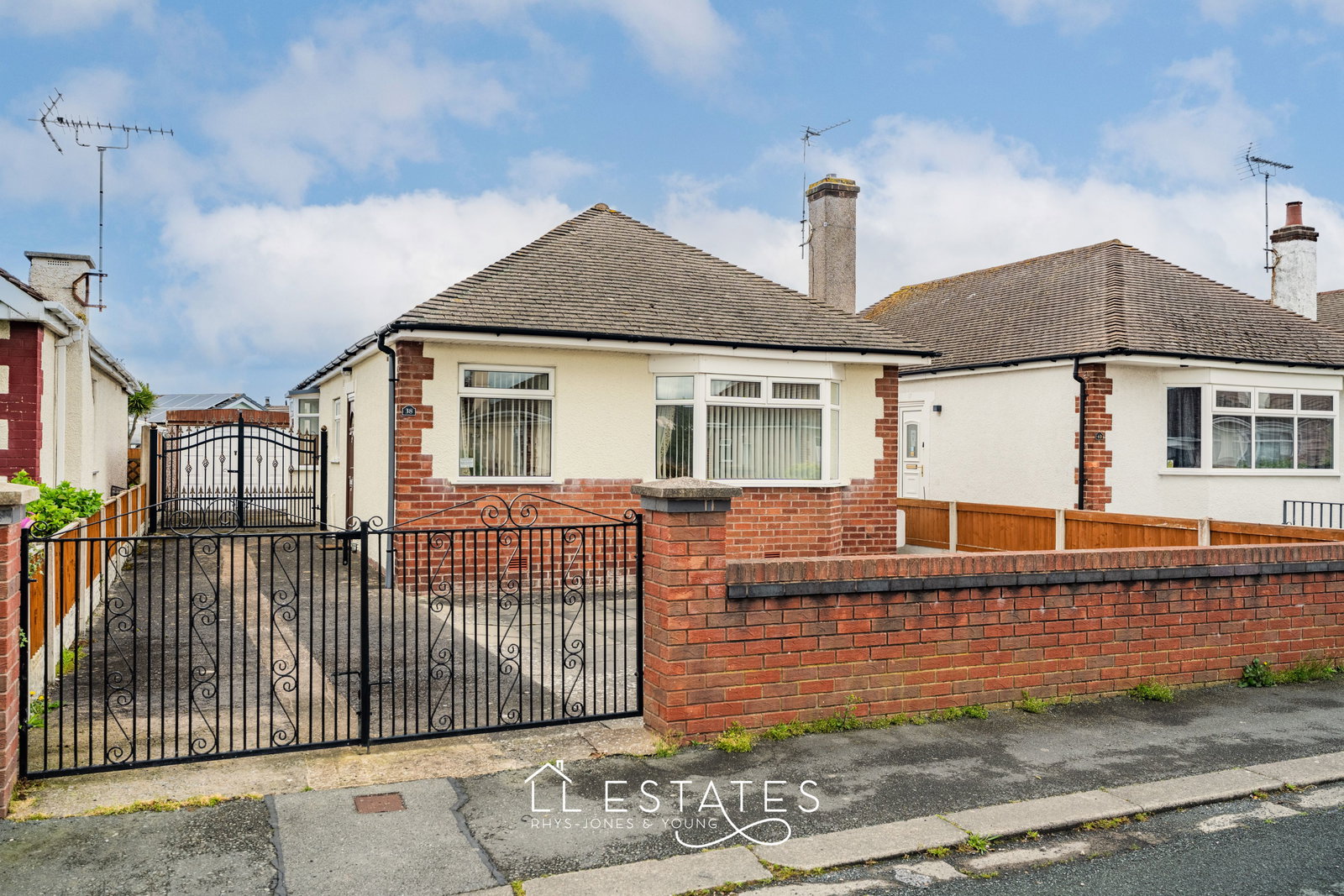 2 bed bungalow for sale in Shaun Drive, Rhyl  - Property Image 1
