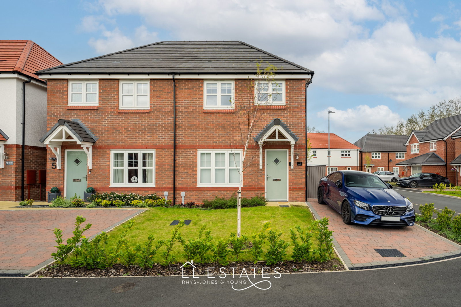 2 bed semi-detached house for sale in Rhodfa Cae Isa, St Asaph, LL17 0FP - Property Image 1