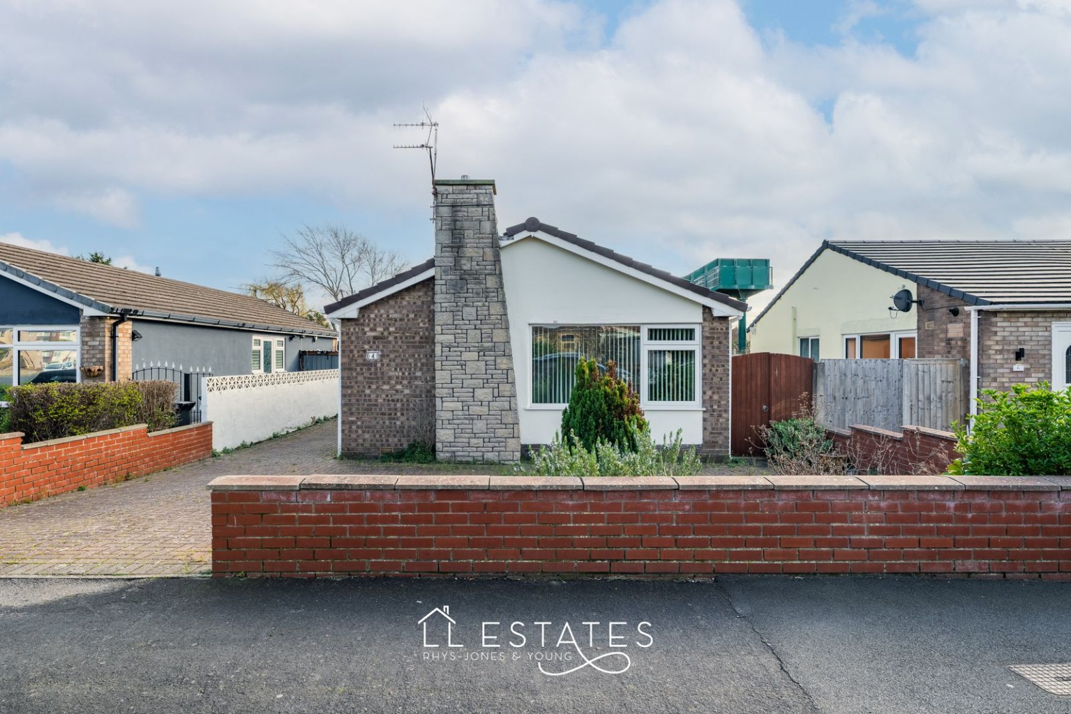 2 bed detached bungalow for sale in Parc Esmor, Rhyl, LL18 3NW