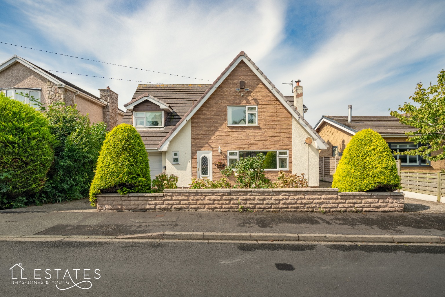 4 bed detached house for sale in Highlands Close, Rhuddlan, LL18 2RU  - Property Image 1