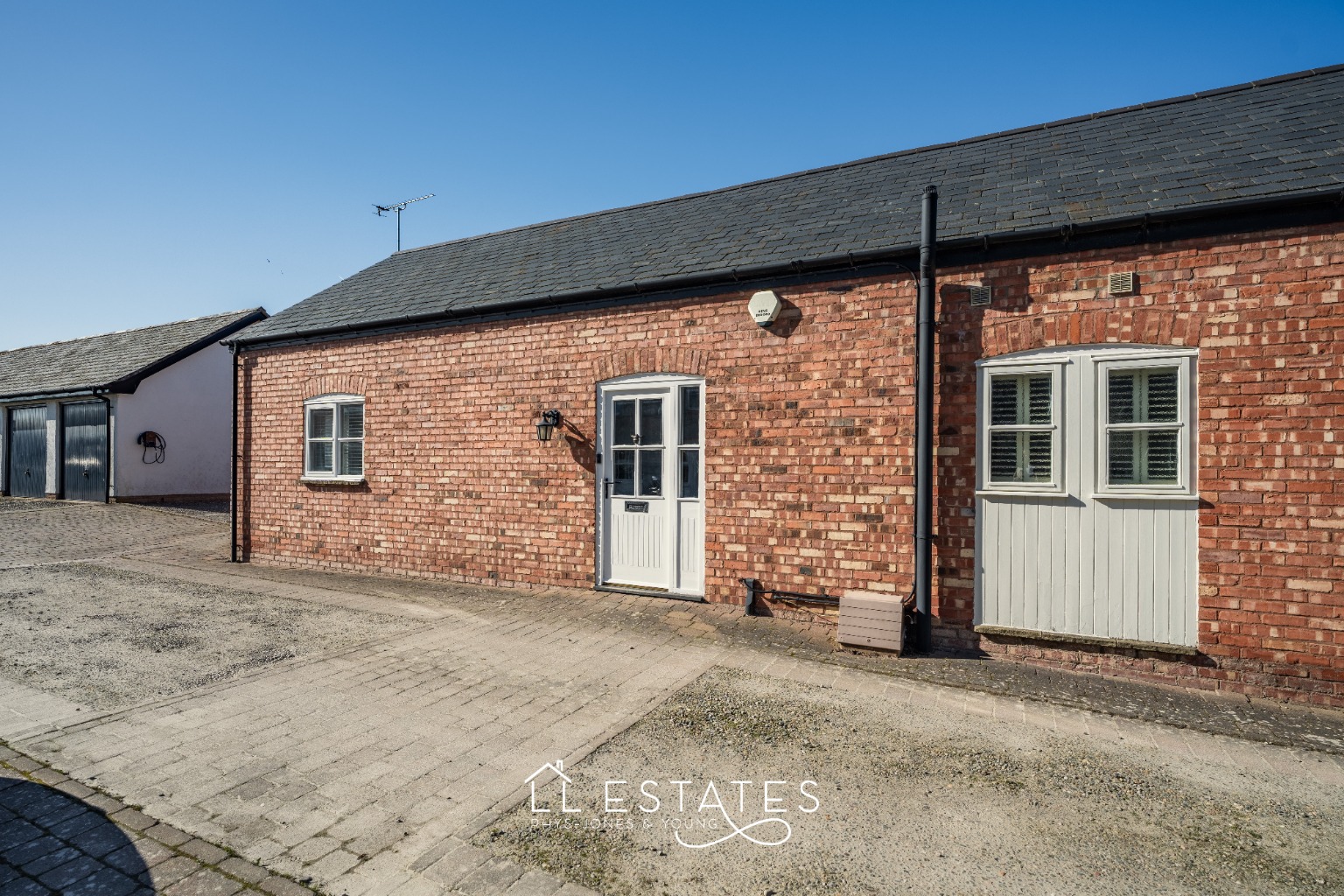 3 bed mews house for sale in Dyserth Road, Rhyl, LL18 4DY - Property Image 1