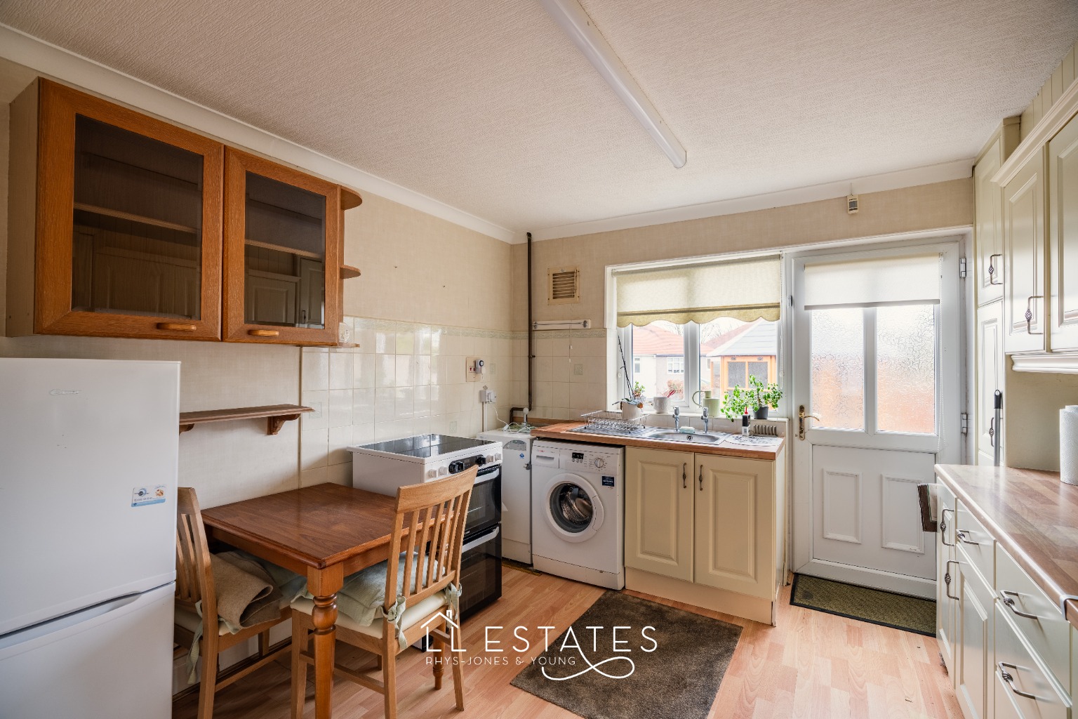 2 bed detached bungalow for sale in Linden Close, Prestatyn, Denbighshire, LL19 9EG 3