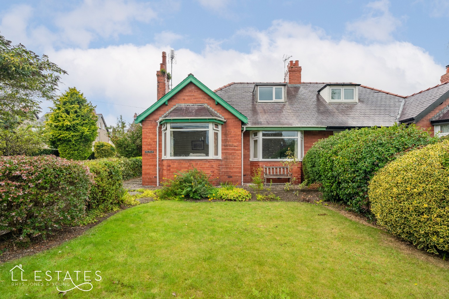 3 bed semi-detached bungalow for sale in Tower Way, Abergele  - Property Image 1