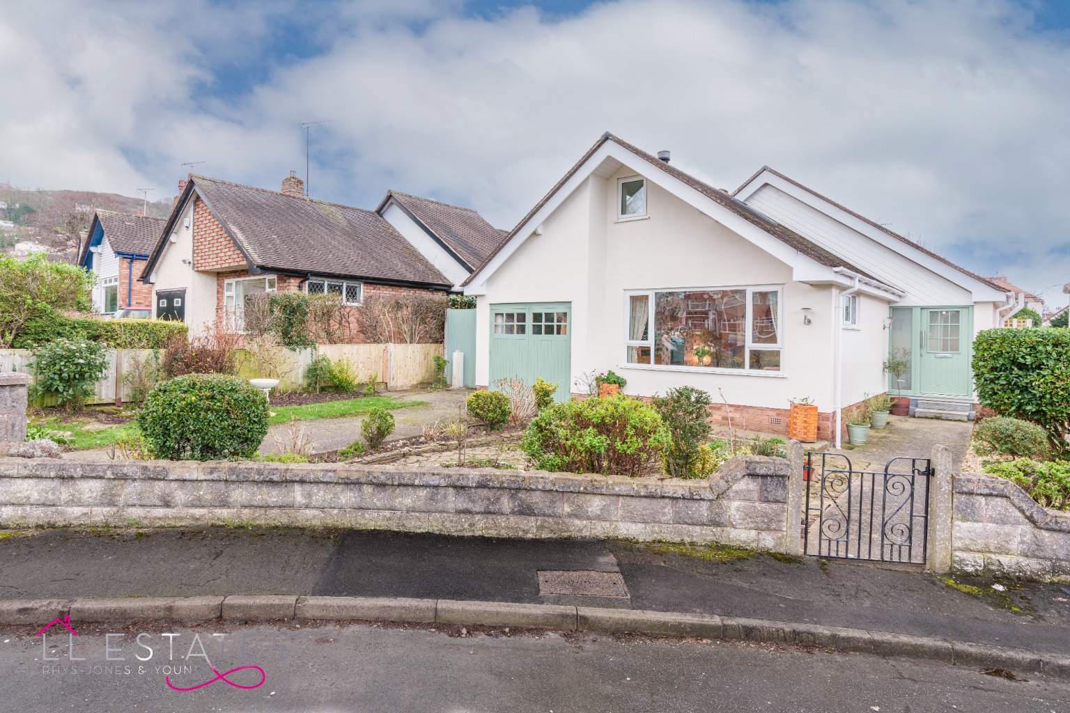 3 bed detached bungalow for sale in Hendre Court, Prestatyn, LL19 9SF  - Property Image 1