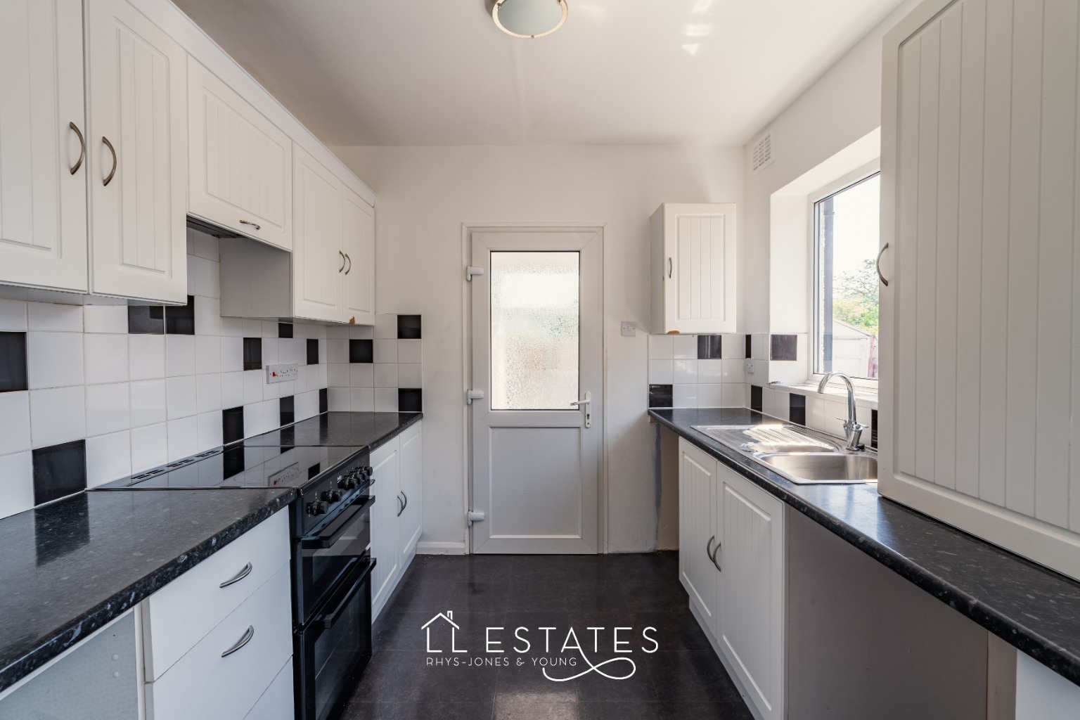 2 bed detached bungalow for sale in Bryn Cwnin Road, Rhyl, LL18 4UB  - Property Image 4