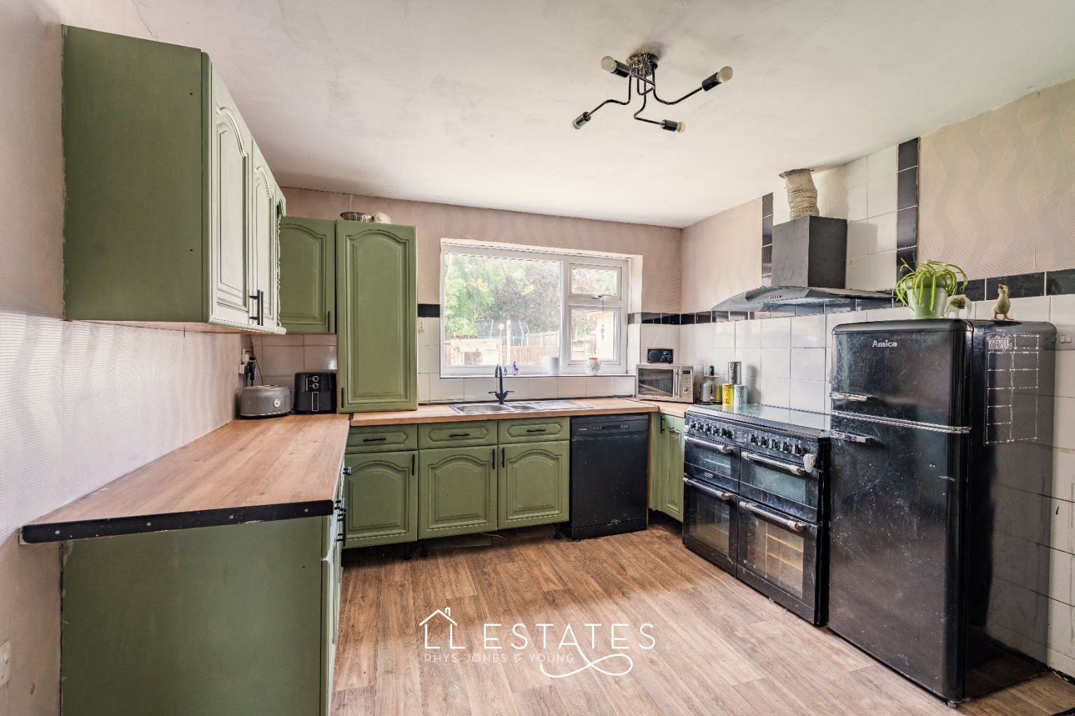 3 bed detached bungalow for sale in 32 Llugwy Road, Kinmel Bay, Conwy, LL18 5LD 2