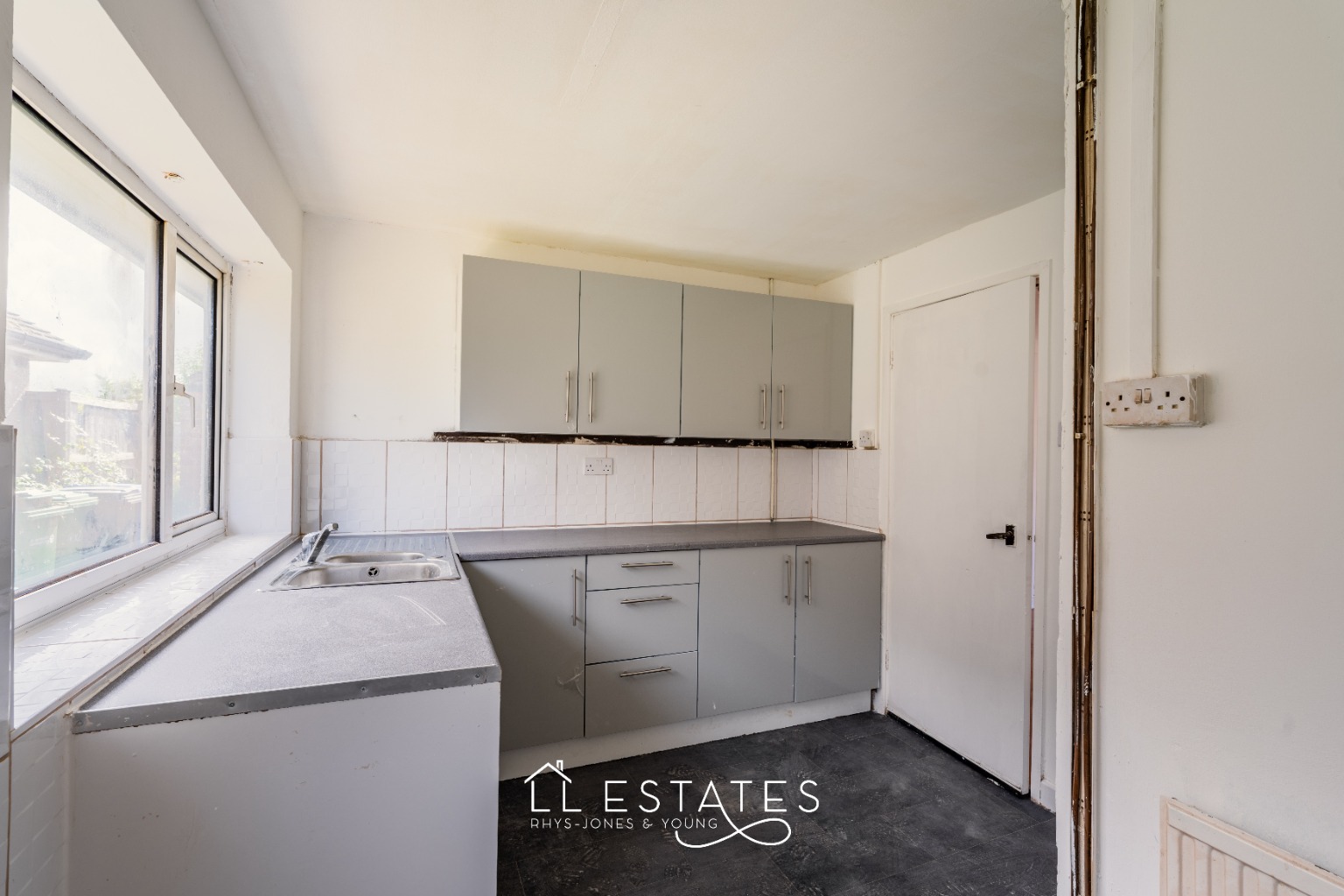 2 bed detached bungalow for sale in 1 Woodside Gardens, Rhyl, Denbighshire, LL18 2NW 2