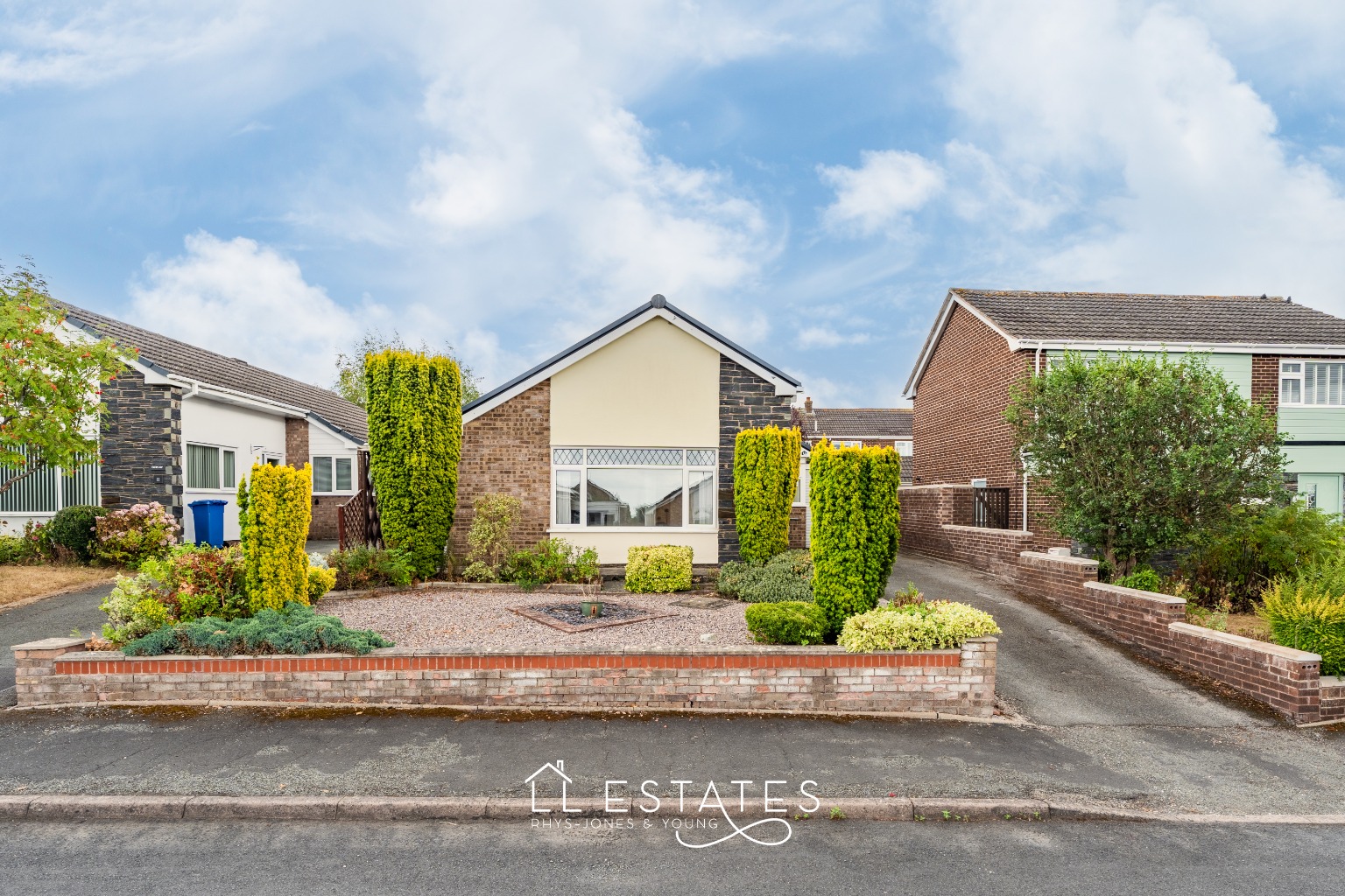 2 bed detached bungalow for sale in 12 Llys Clwyd, St. Asaph, Denbighshire, LL17 0UA  - Property Image 1