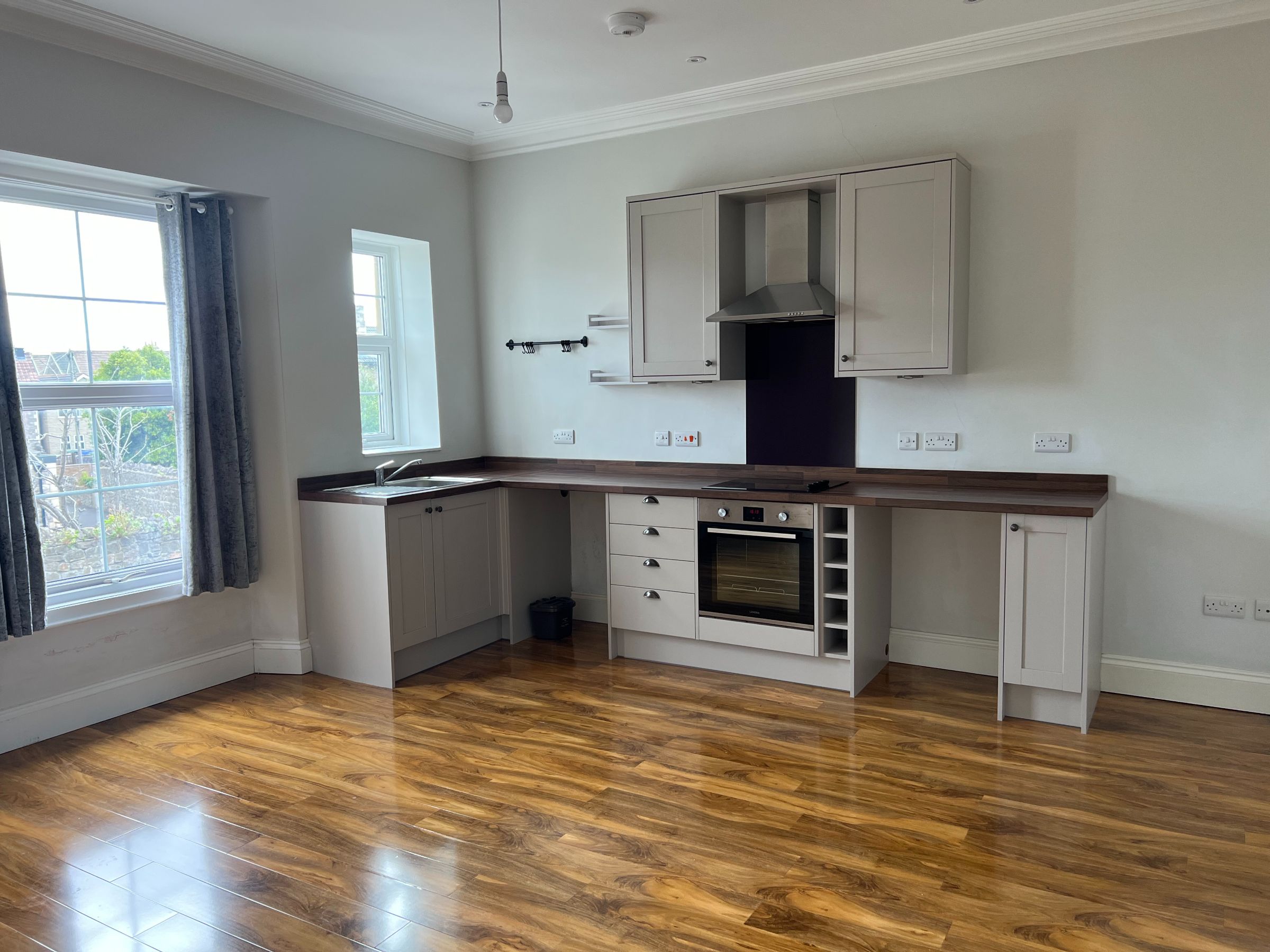 2 bed flat to rent in Apartment, Beaconsfield Road, Weston-super-Mare  - Property Image 1