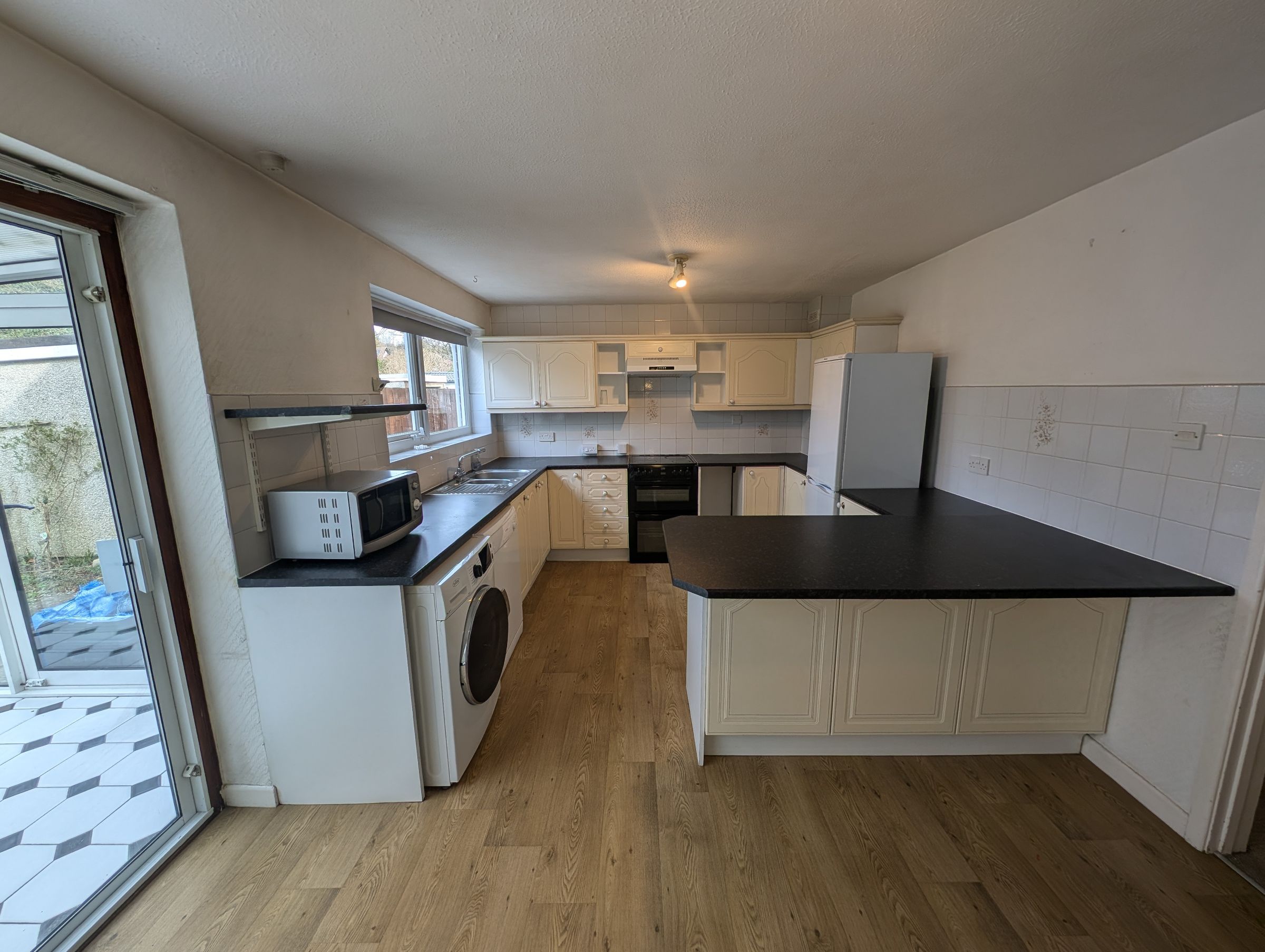 4 bed semi-detached house to rent in Beverley Gardens, Bristol 3