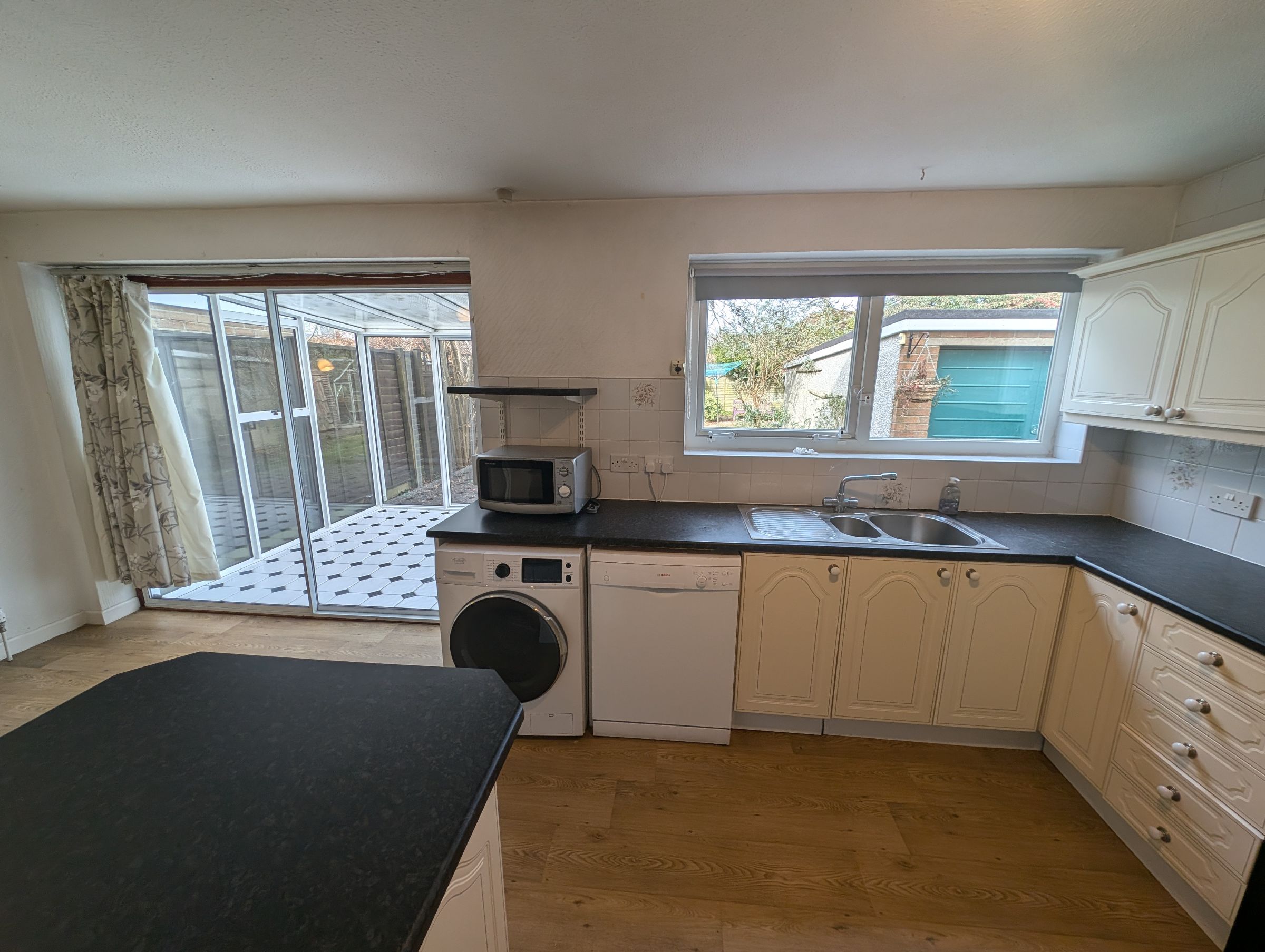 4 bed semi-detached house to rent in Beverley Gardens, Bristol 4