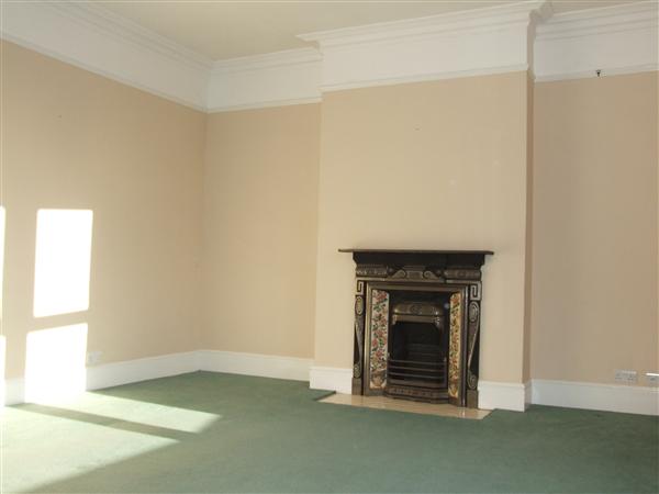 2 bed flat to rent in Aldermans Hill  - Property Image 2