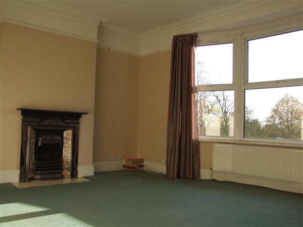 2 bed flat to rent in Aldermans Hill 2
