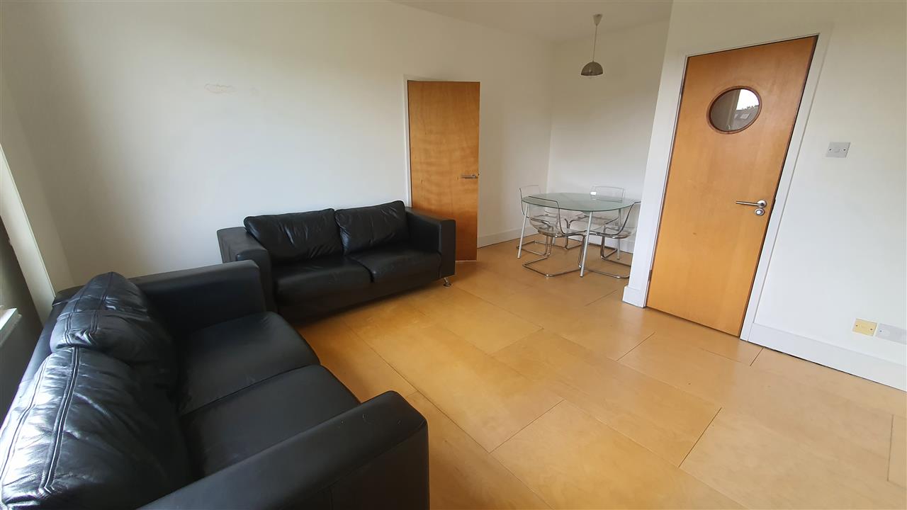 2 bed flat to rent in Tufnell Park Road 2