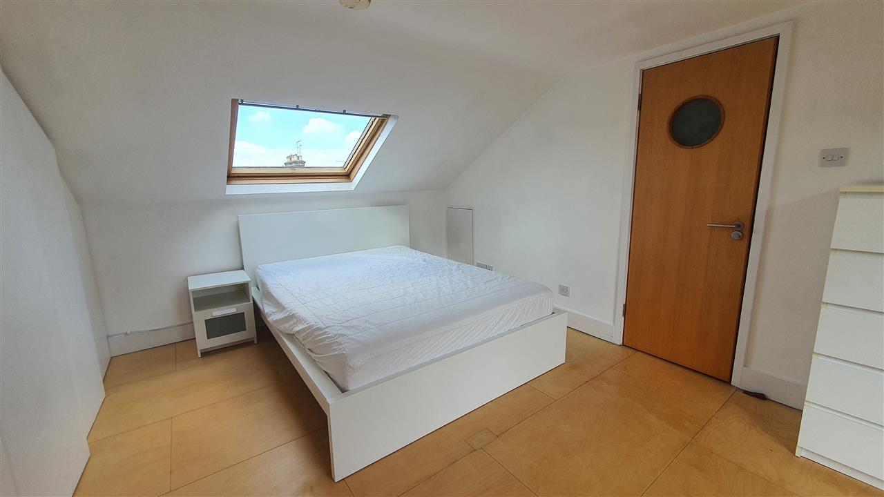 2 bed flat to rent in Tufnell Park Road 3