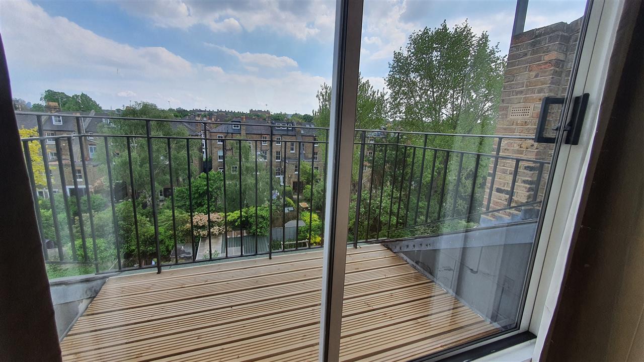 2 bed flat to rent in Tufnell Park Road 6