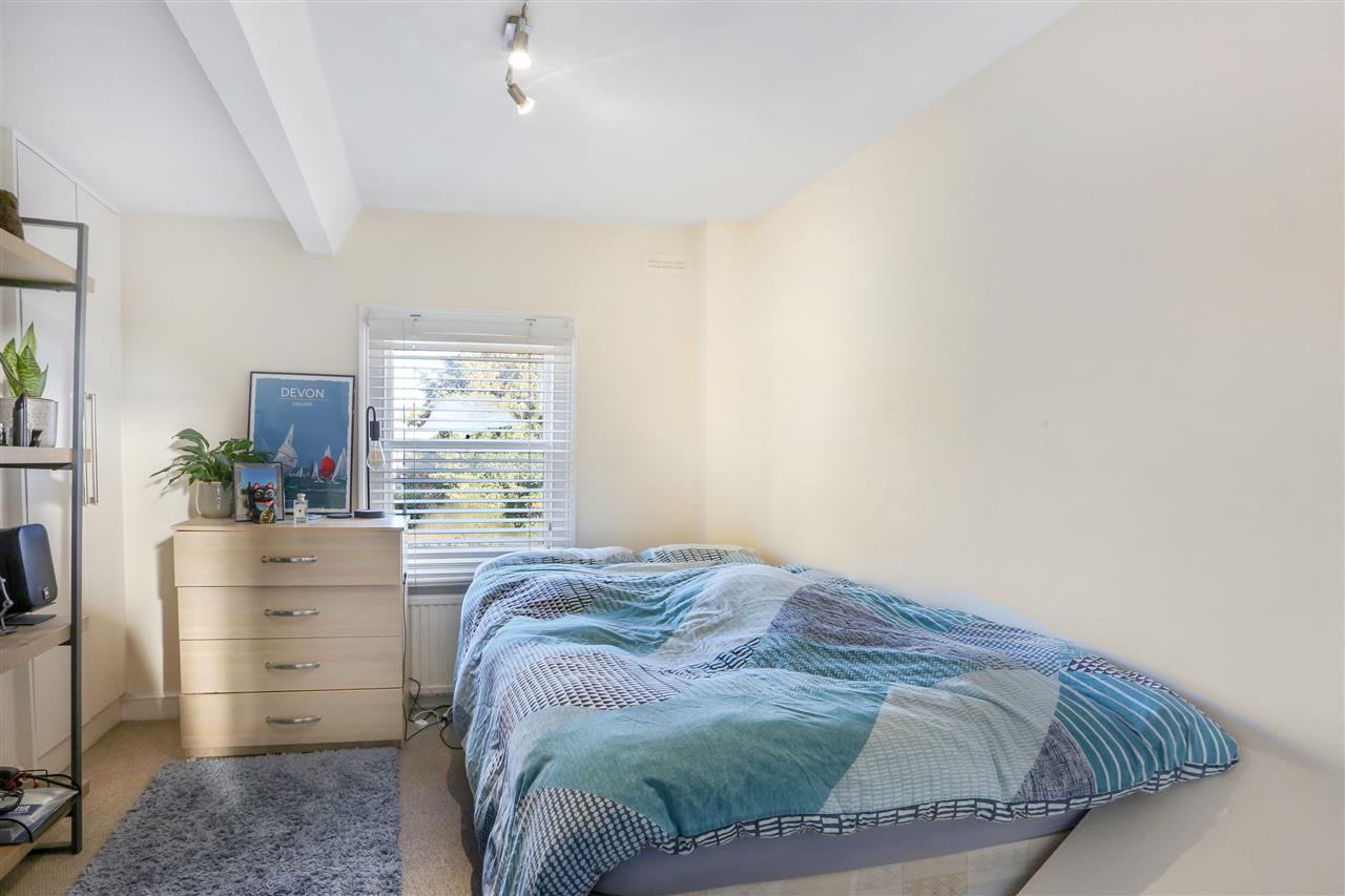 2 bed flat to rent in Yerbury Road 4