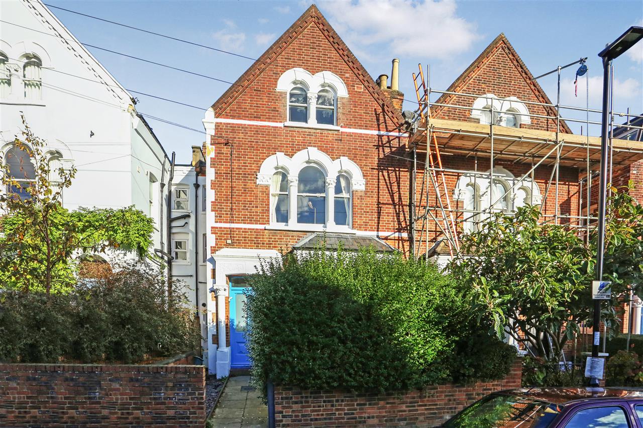 2 bed flat to rent in Yerbury Road 5