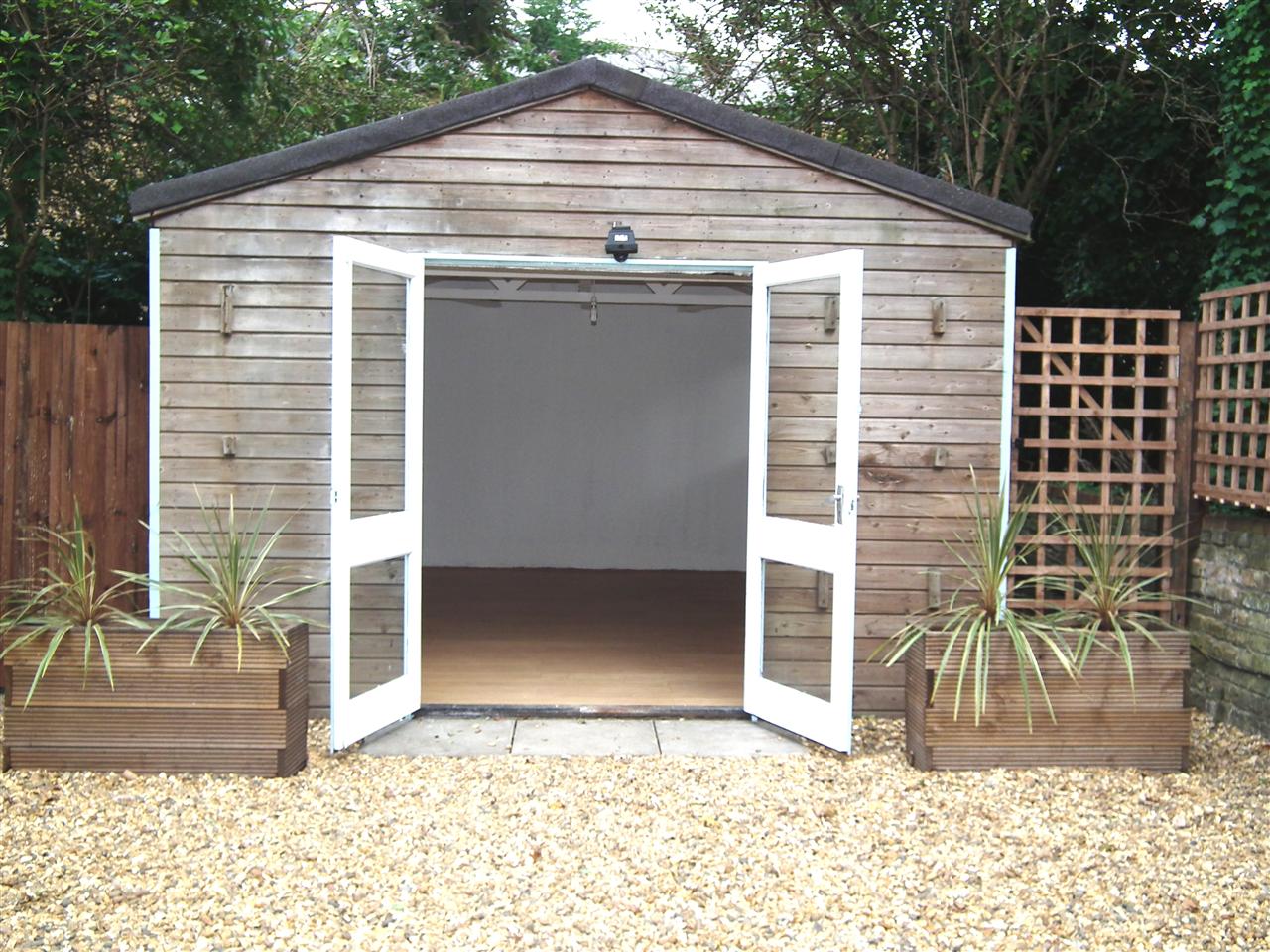 2 bed flat to rent in Cecilia Road 6