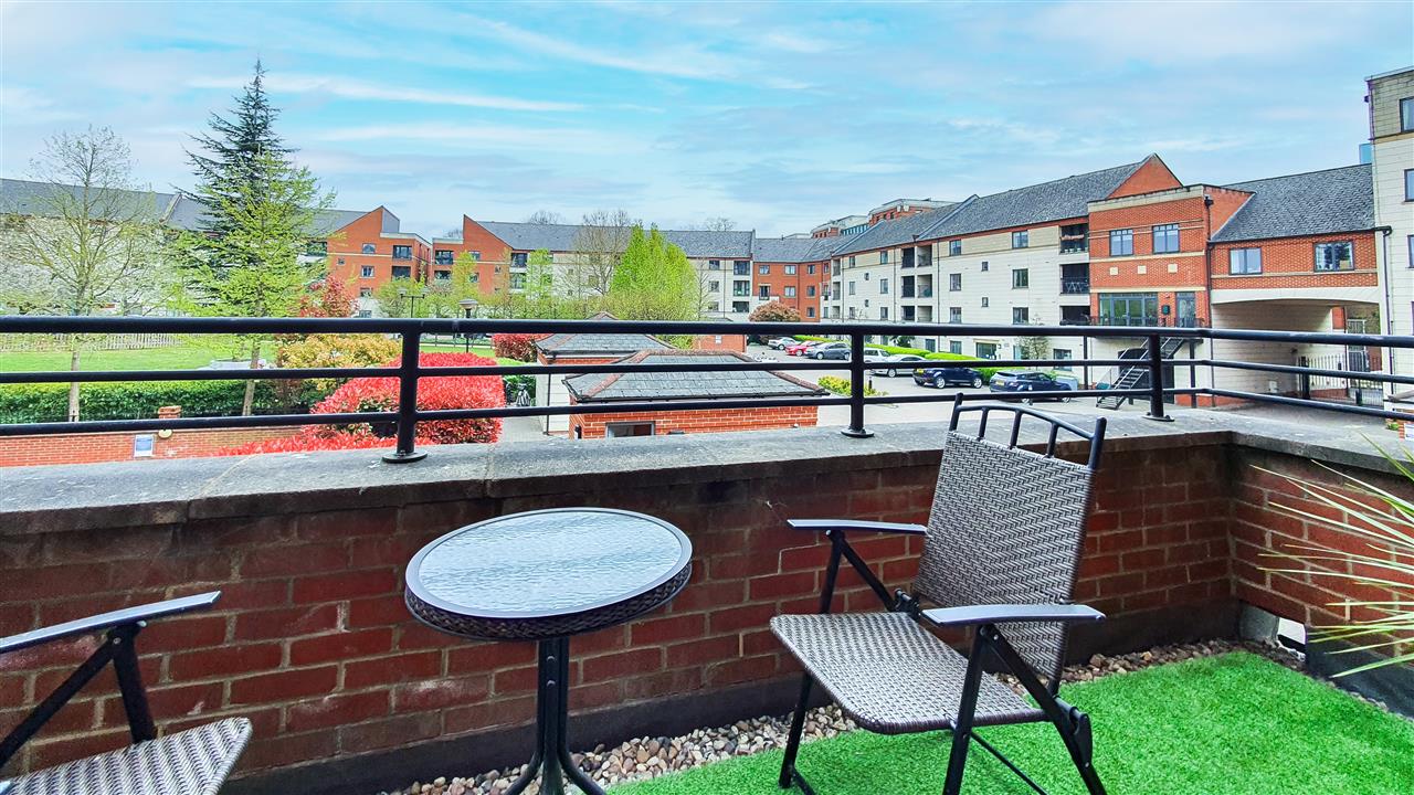 2 bed flat to rent in Manor Gardens 1